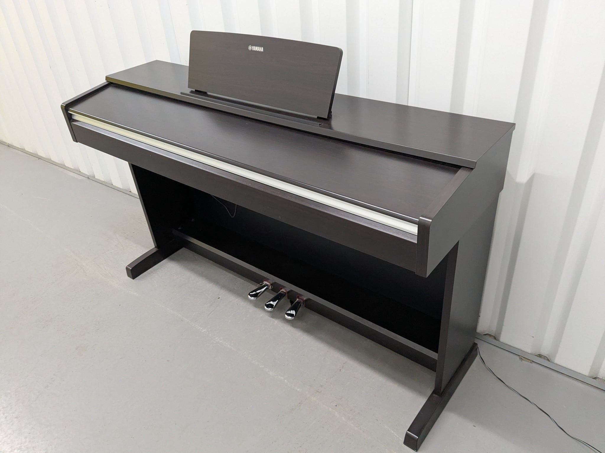 Yamaha Arius YDP-142 Digital Piano in dark rosewood finish stock