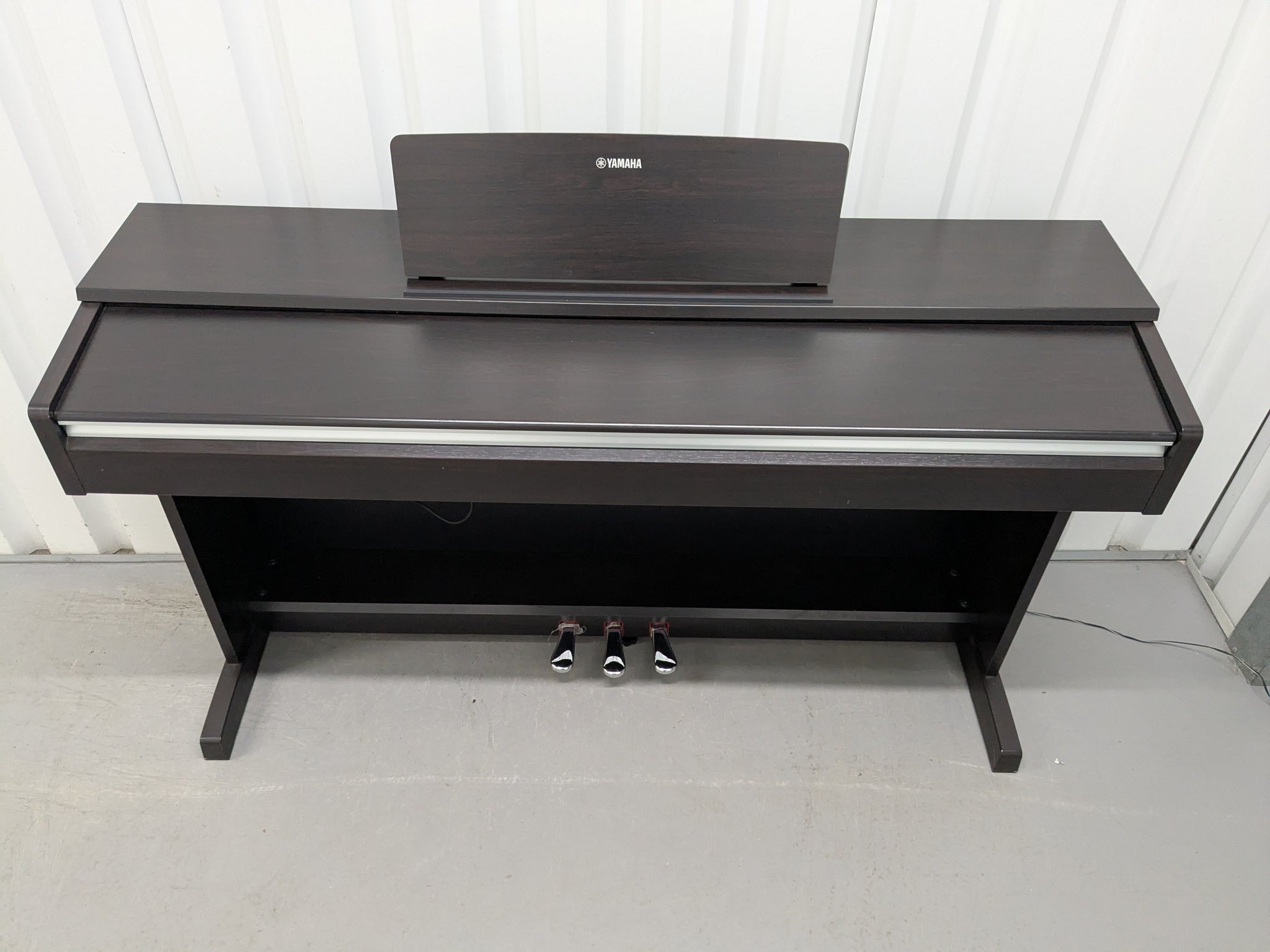 Yamaha Arius YDP-142 Digital Piano in dark rosewood finish stock