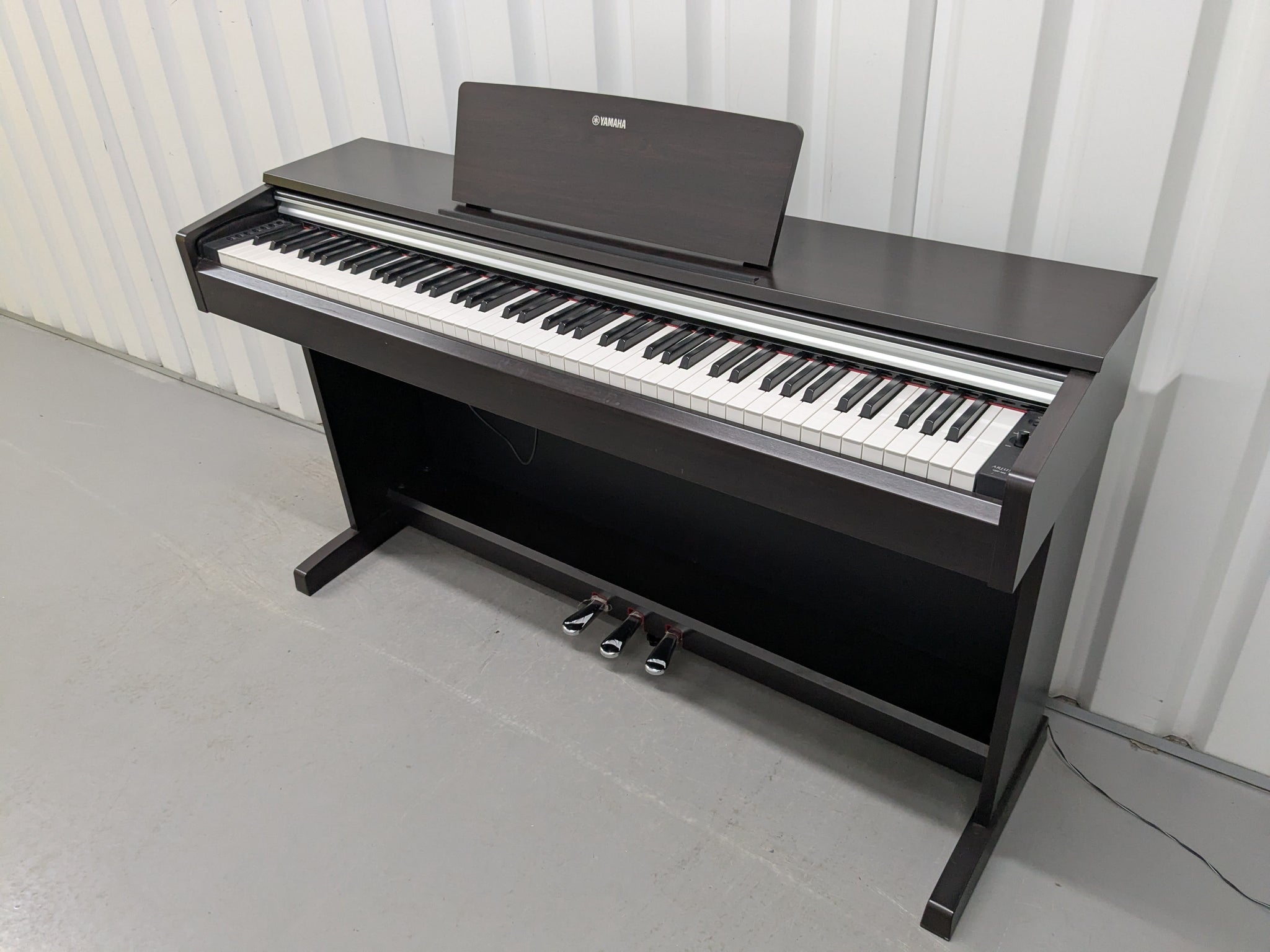 Yamaha Arius YDP-142 Digital Piano in dark rosewood finish