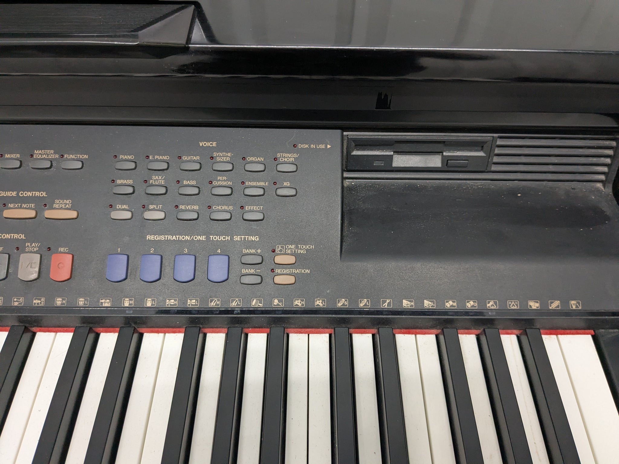 Yamaha Clavinova CVP-109PE Digital Piano in glossy polished black