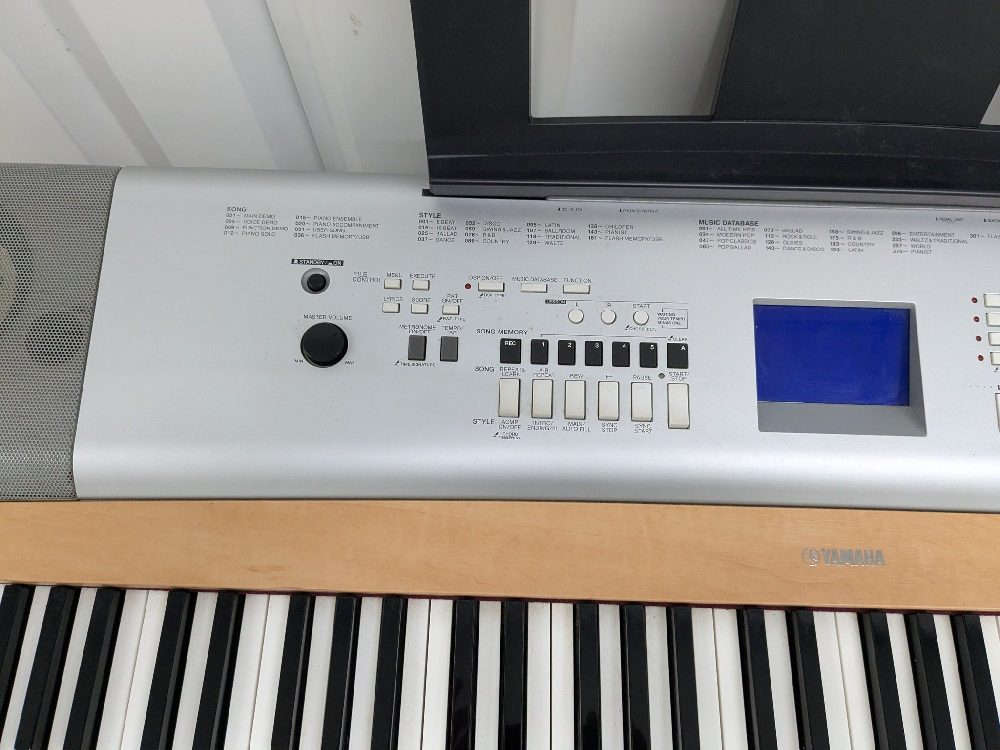 Yamaha DGX-630 88 Key Weighted Keys Portable Grand, stand, pedal