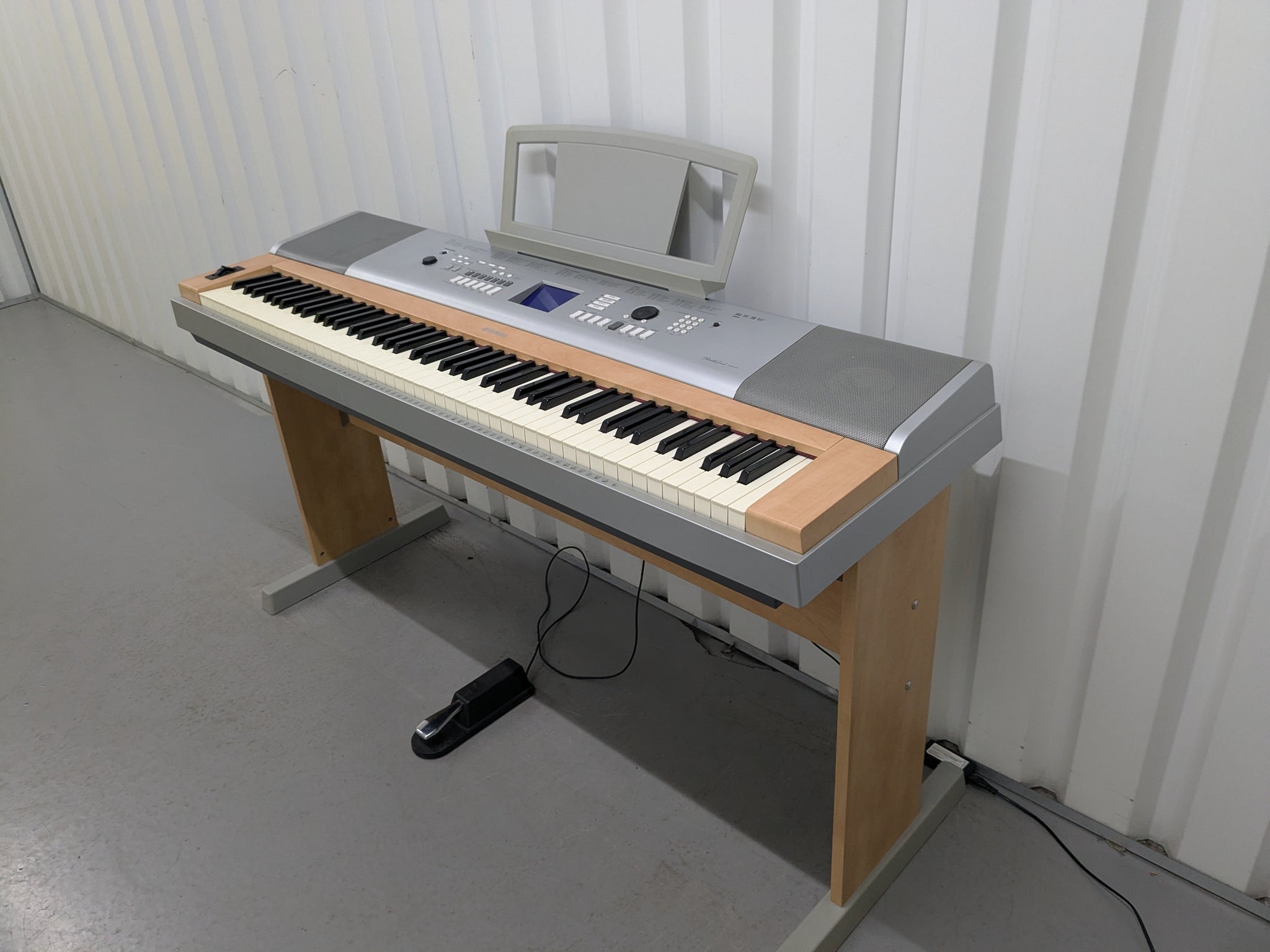 未使用 YAMAHA DGX-620 電子ピアノ 88鍵 2006年 スタンド付 Yamaha DGX-620 88 Key Weighted Keys Portable Grand + stand +