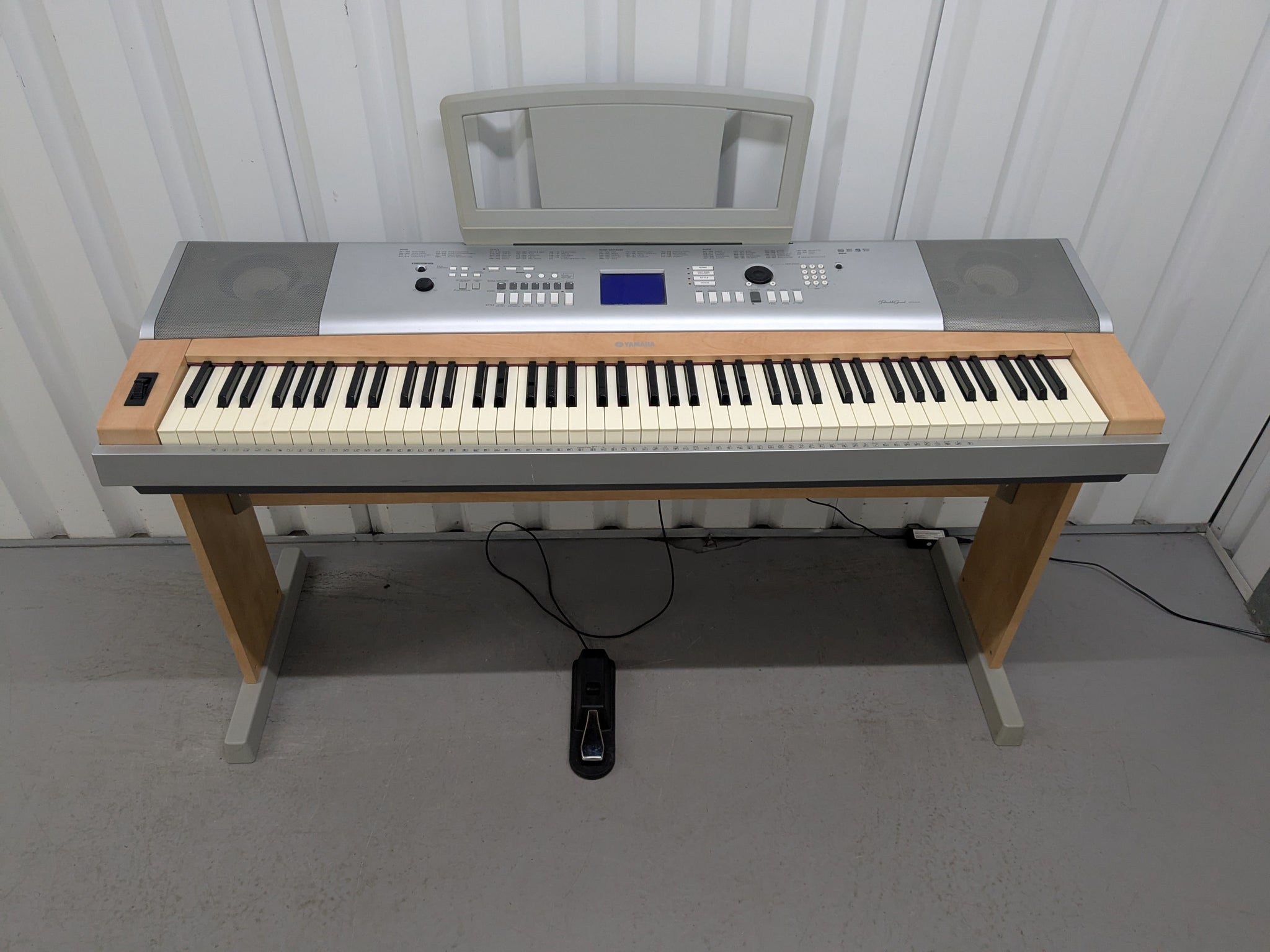 Yamaha DGX-620 88 Key Weighted Keys Portable Grand + stand +