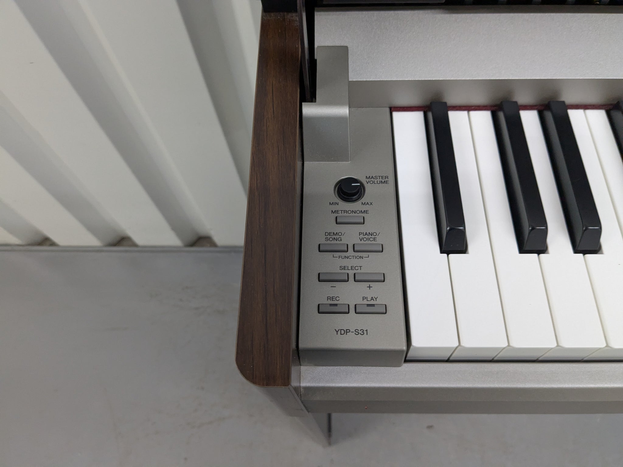 ヤマハ アリウス　YDP-S31 Yamaha Arius YDP-S31 Digital Piano Slimline space saver