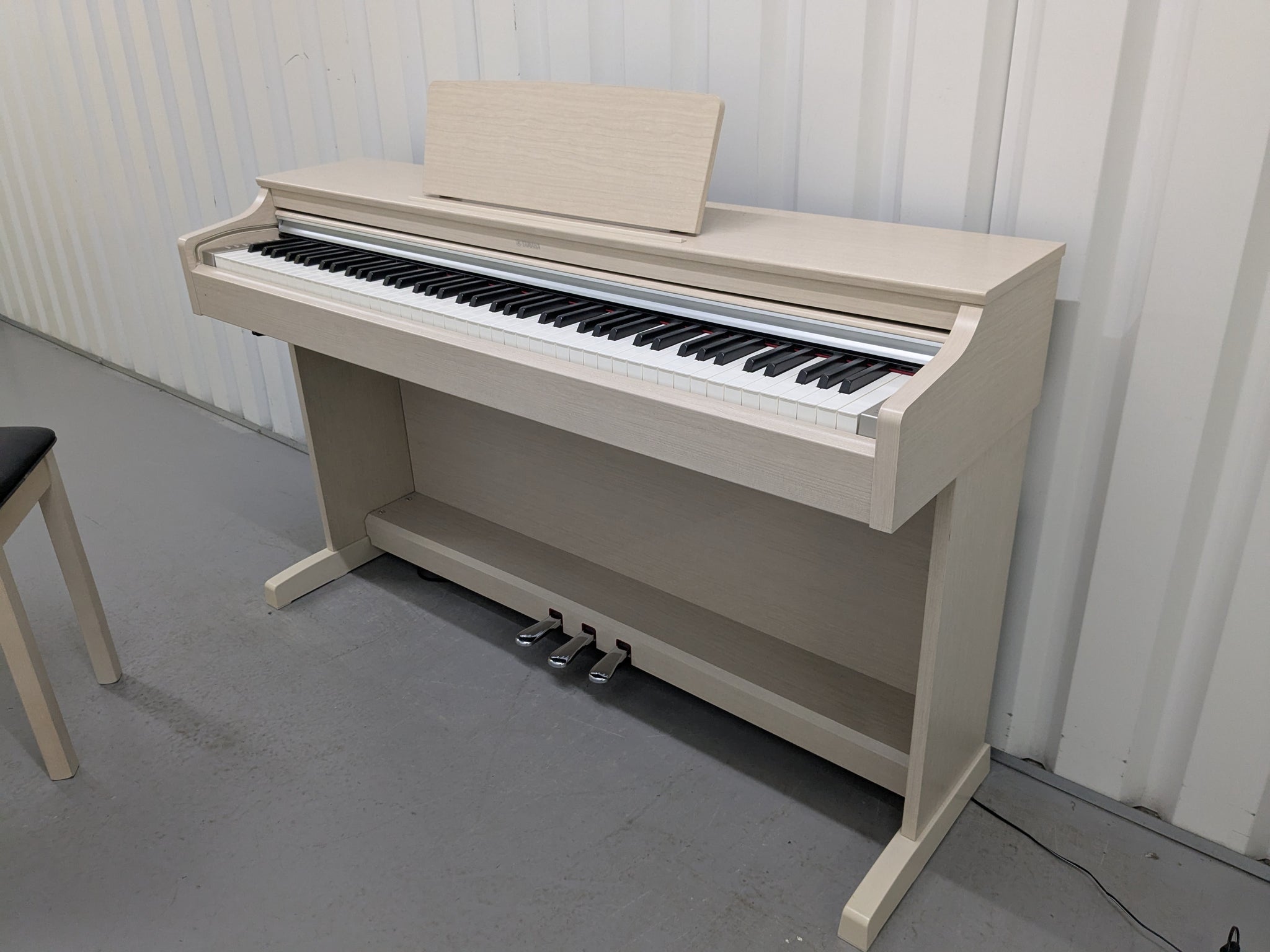 美品！ヤマハの人気 Arius のホワイト入荷！ YDP-163 電子ピアノ YAMAHA YDP-163WA 2017年製 中古 椅子付き 現行商品