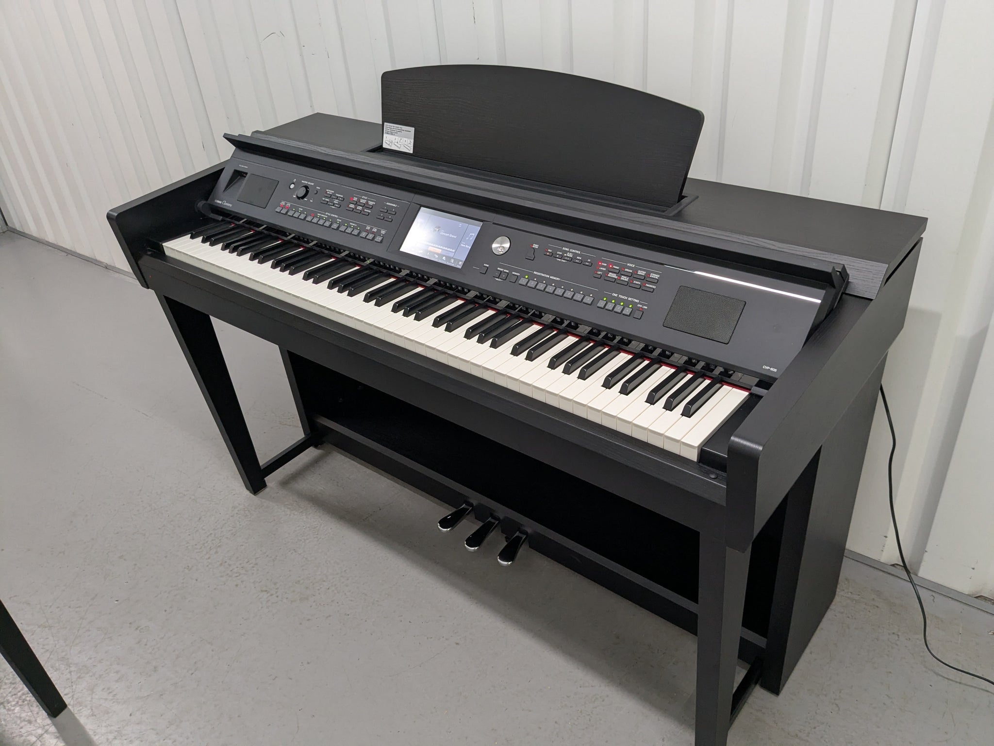 YAMAHA CLAVINOVA CVP-605 DIGITAL PIANO + STOOL IN SATIN BLACK