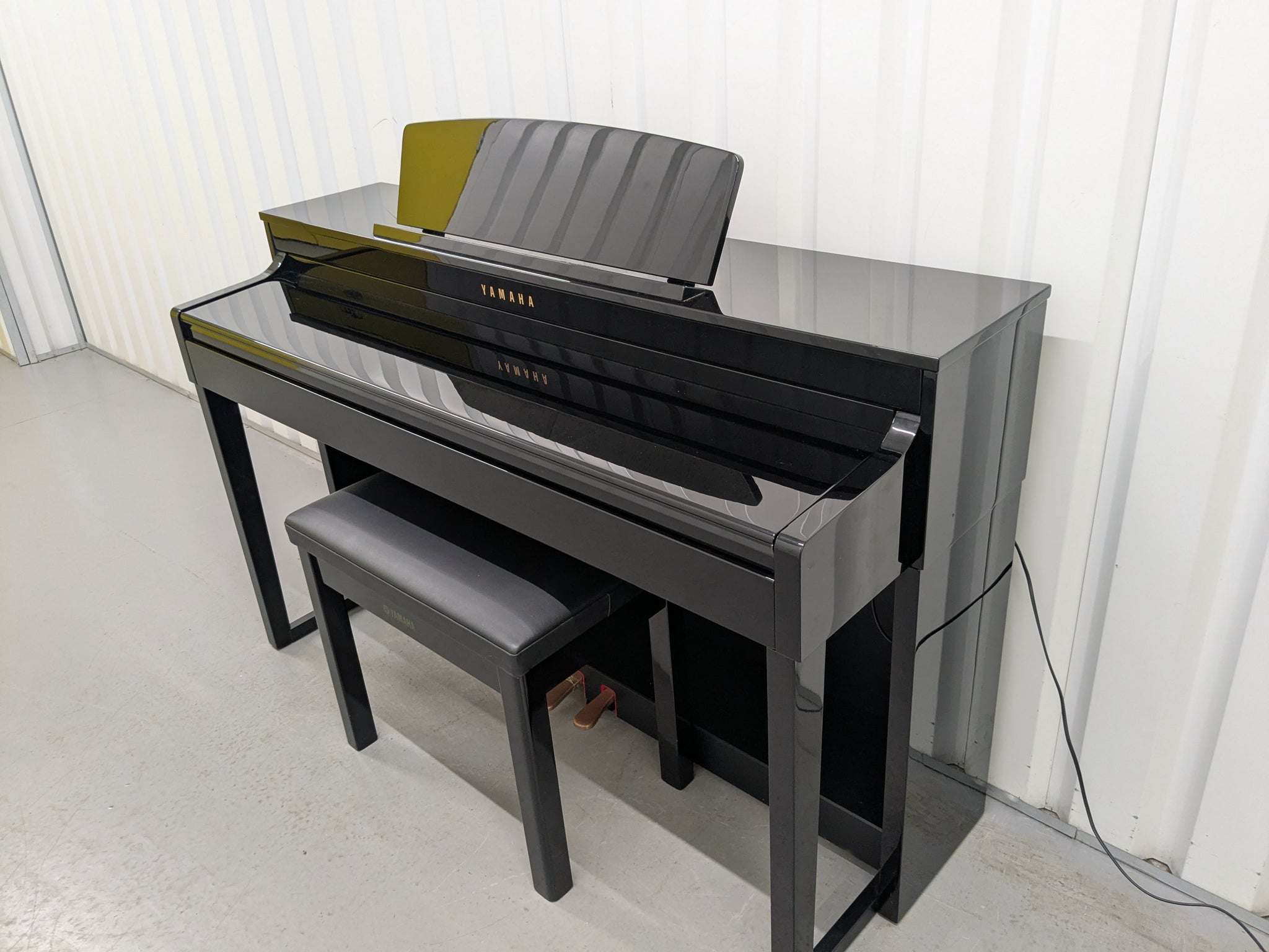 Yamaha Clavinova CLP-470 digital piano polished ebony glossy black