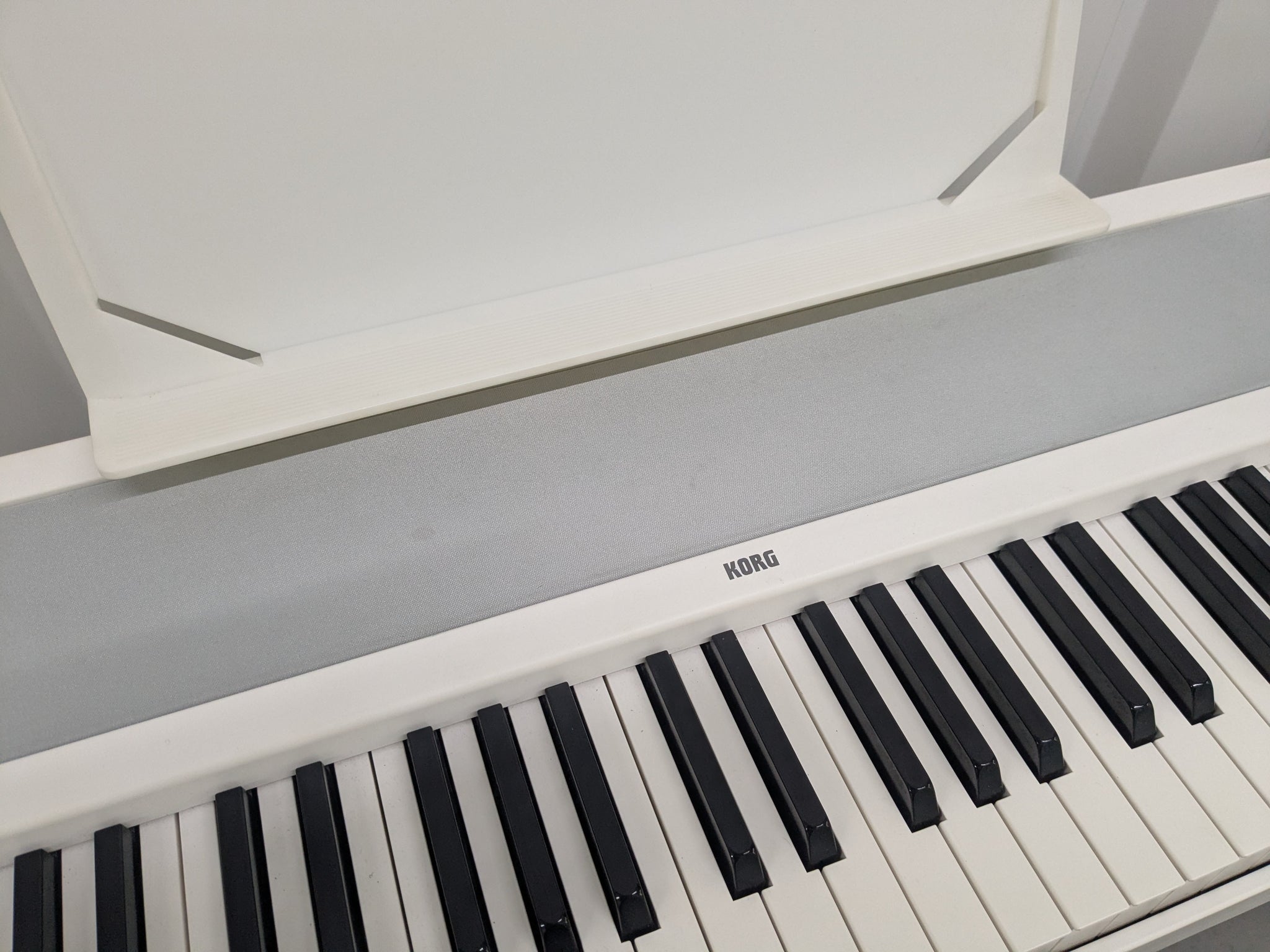 Korg B1 digital piano / keyboard with stand and 3 pedals in white