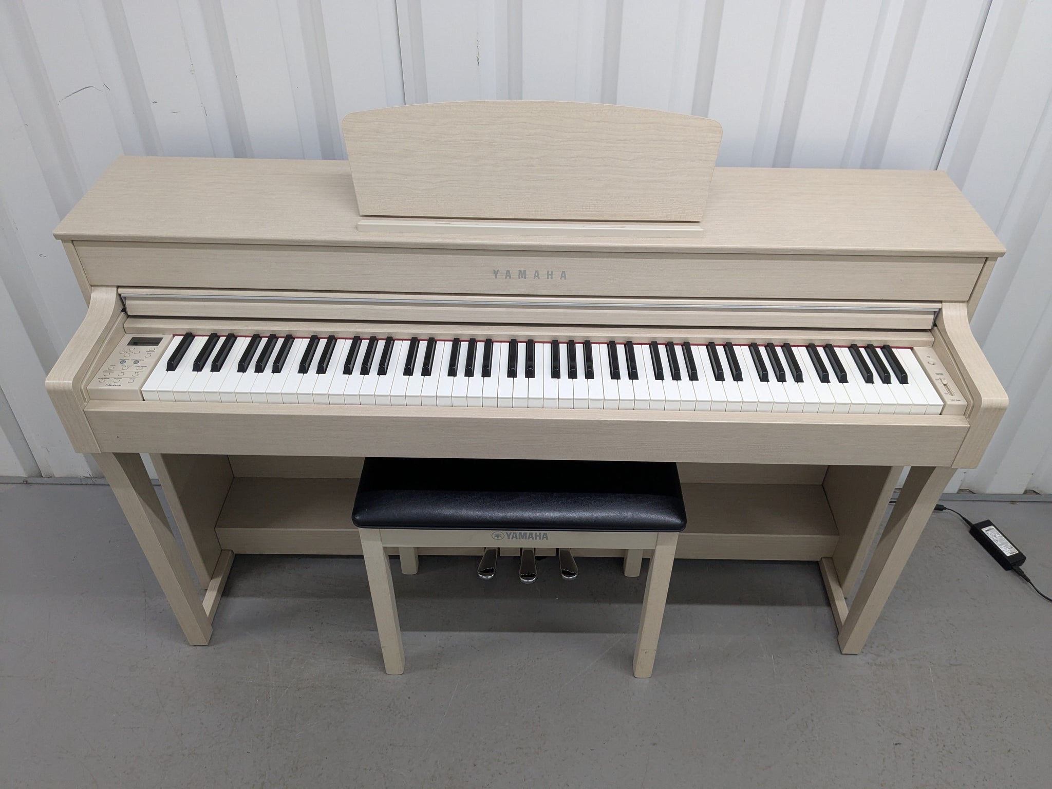 Yamaha Clavinova CLP-635 CLP-635WA Digital Piano and stool in