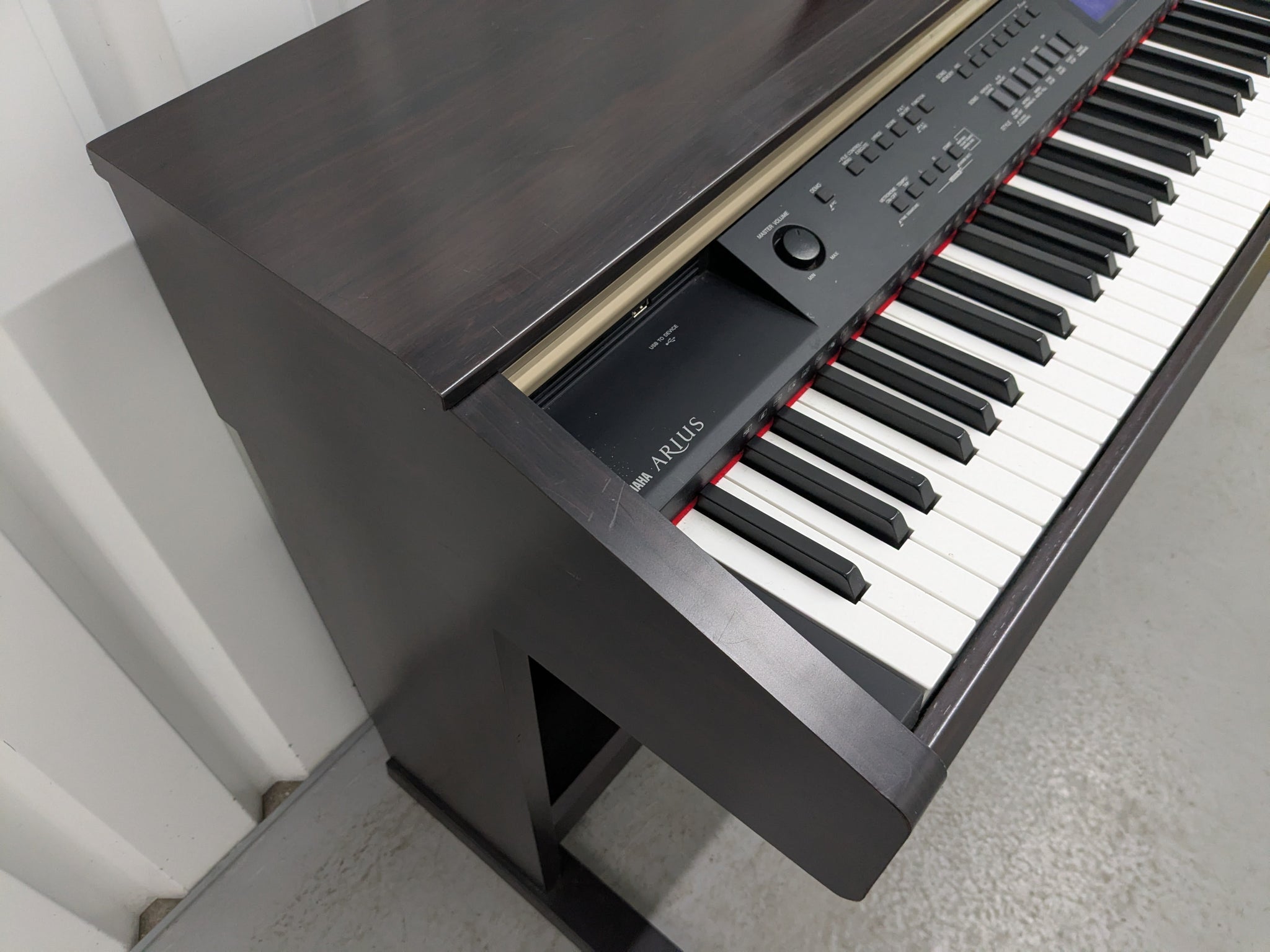 Yamaha Arius YDP-V240 digital piano /arranger + stool in rosewood