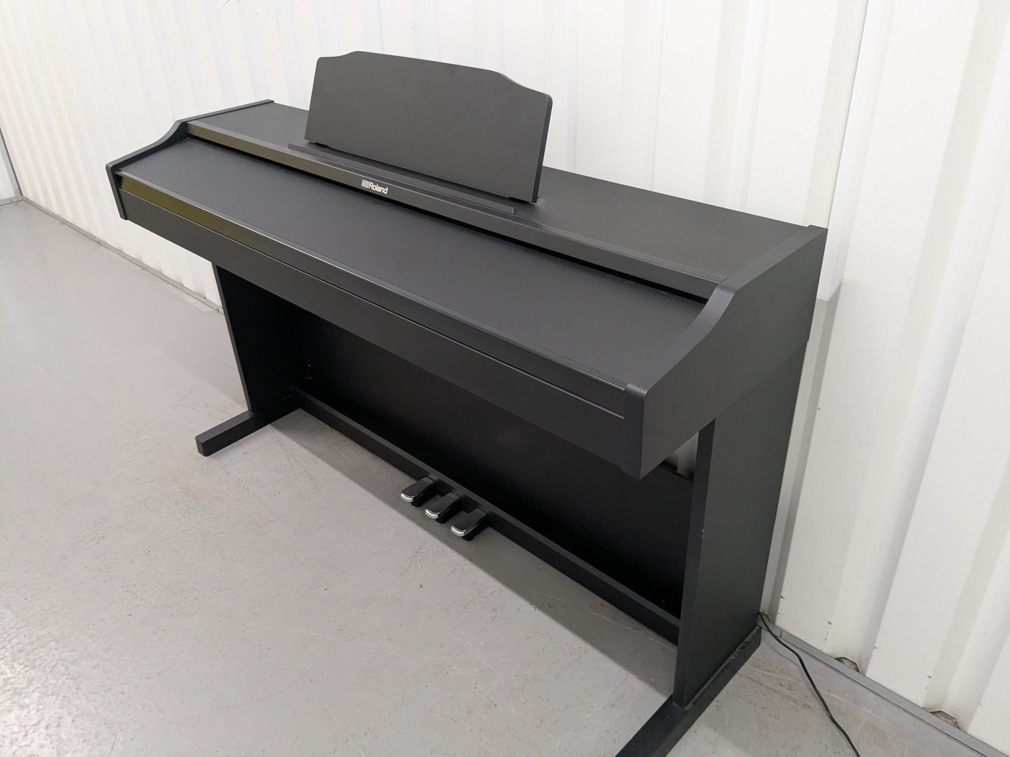 Roland Piano Digital RP102 [ブラック]※椅子別売り Roland RP102 digital piano in satin black finish stock number