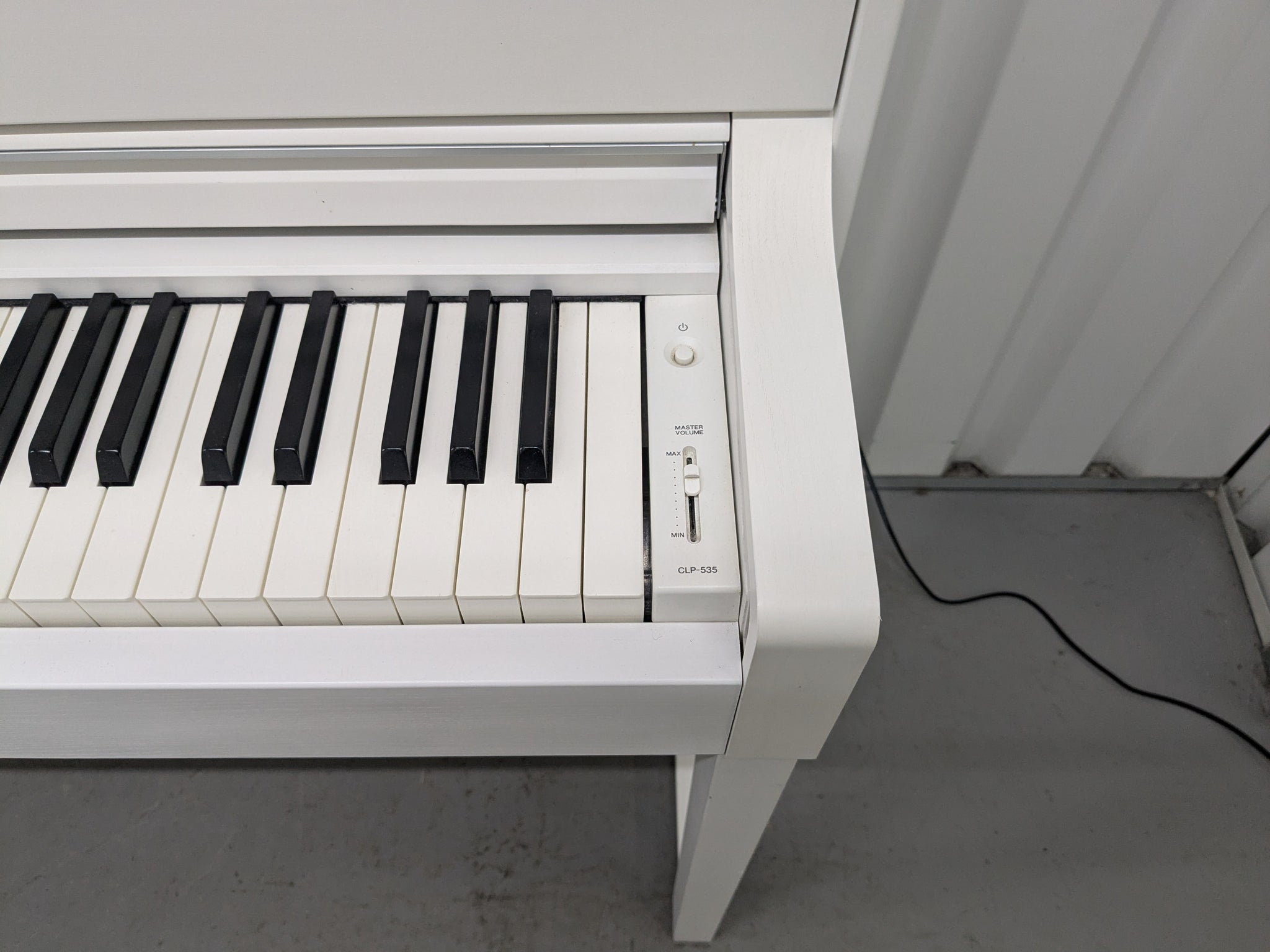 Yamaha Clavinova CLP-535 digital piano in satin white stock