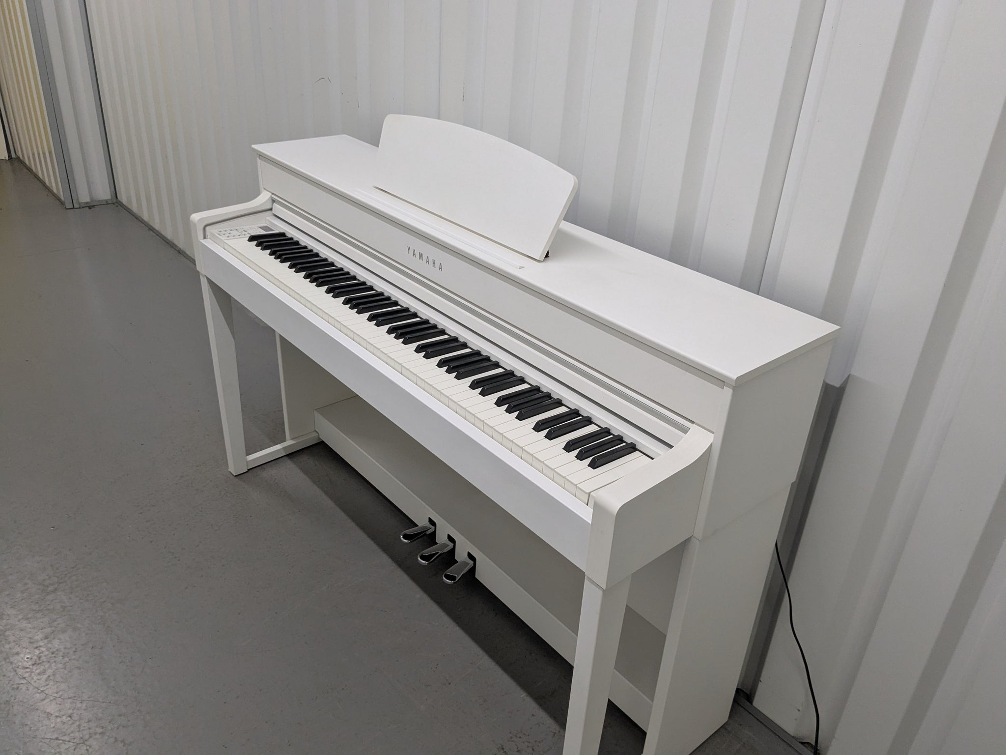 Yamaha Clavinova CLP-535 digital piano in satin white stock