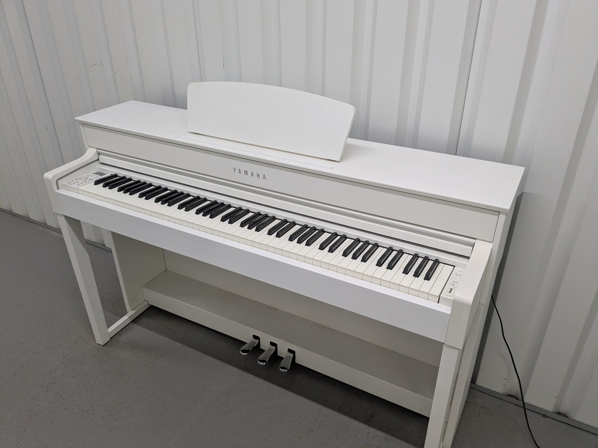 Yamaha Clavinova CLP-535 digital piano in satin white stock