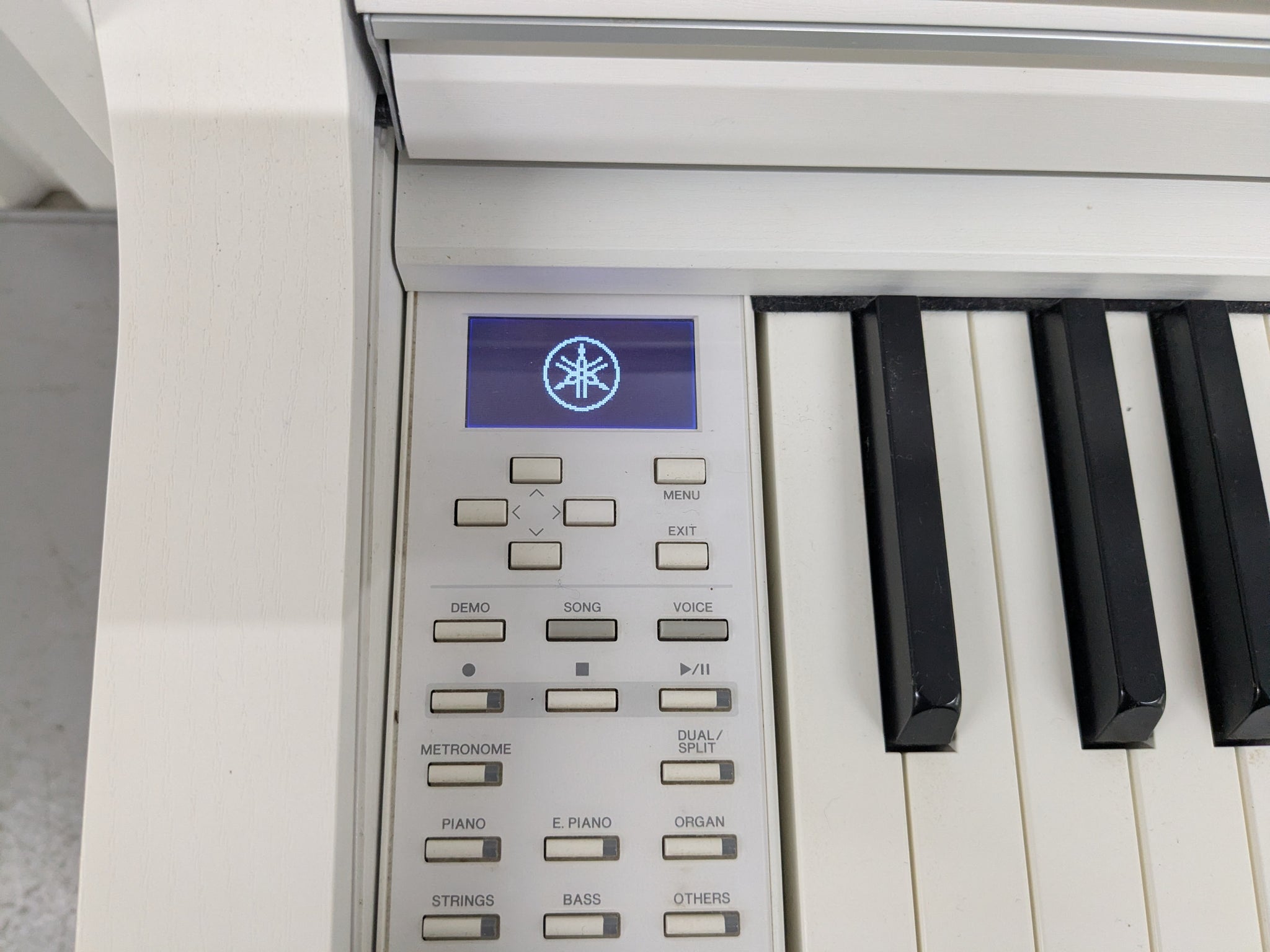 Yamaha Clavinova CLP-535 digital piano in satin white stock