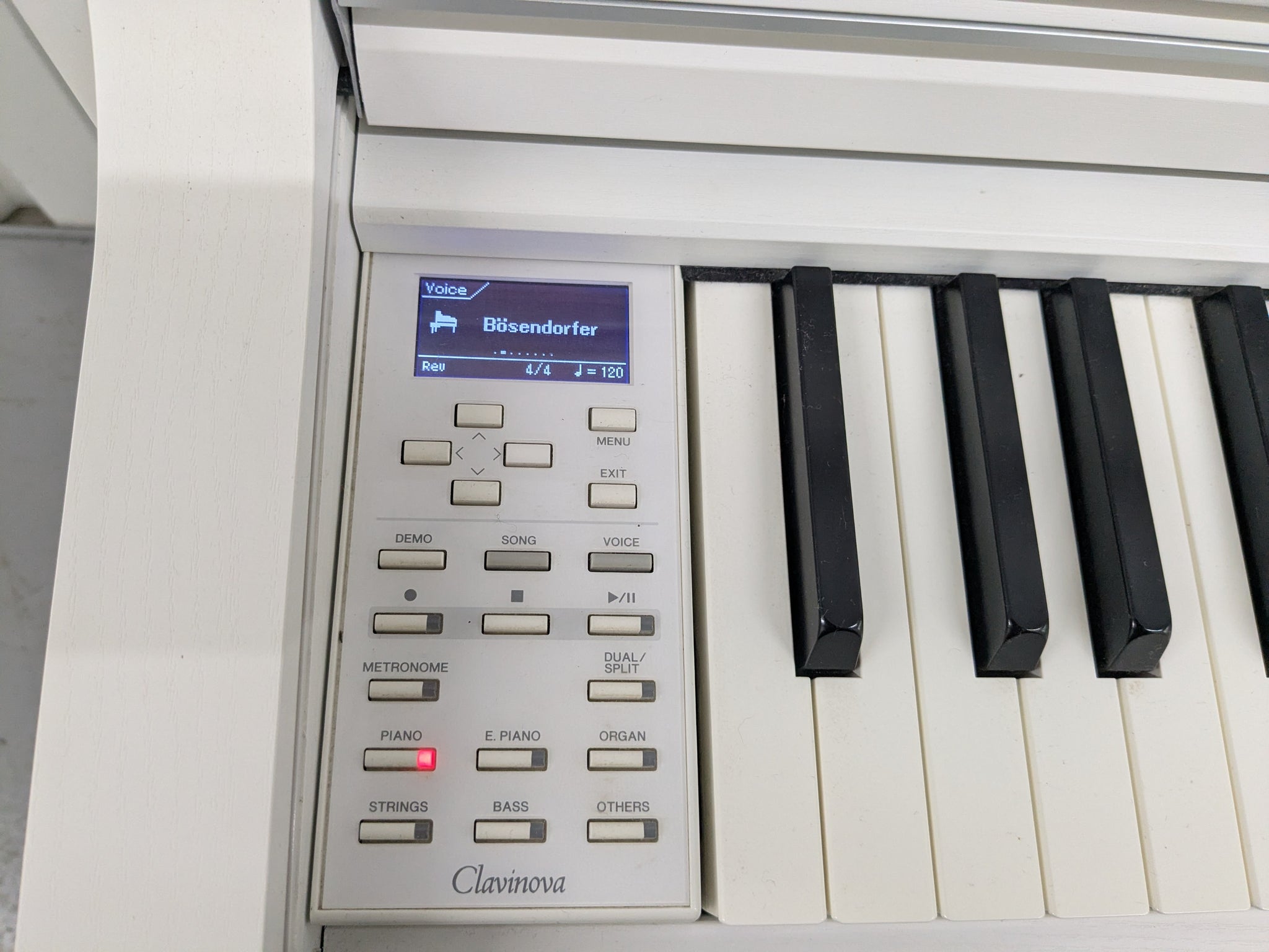 Yamaha Clavinova CLP-535 digital piano in satin white stock
