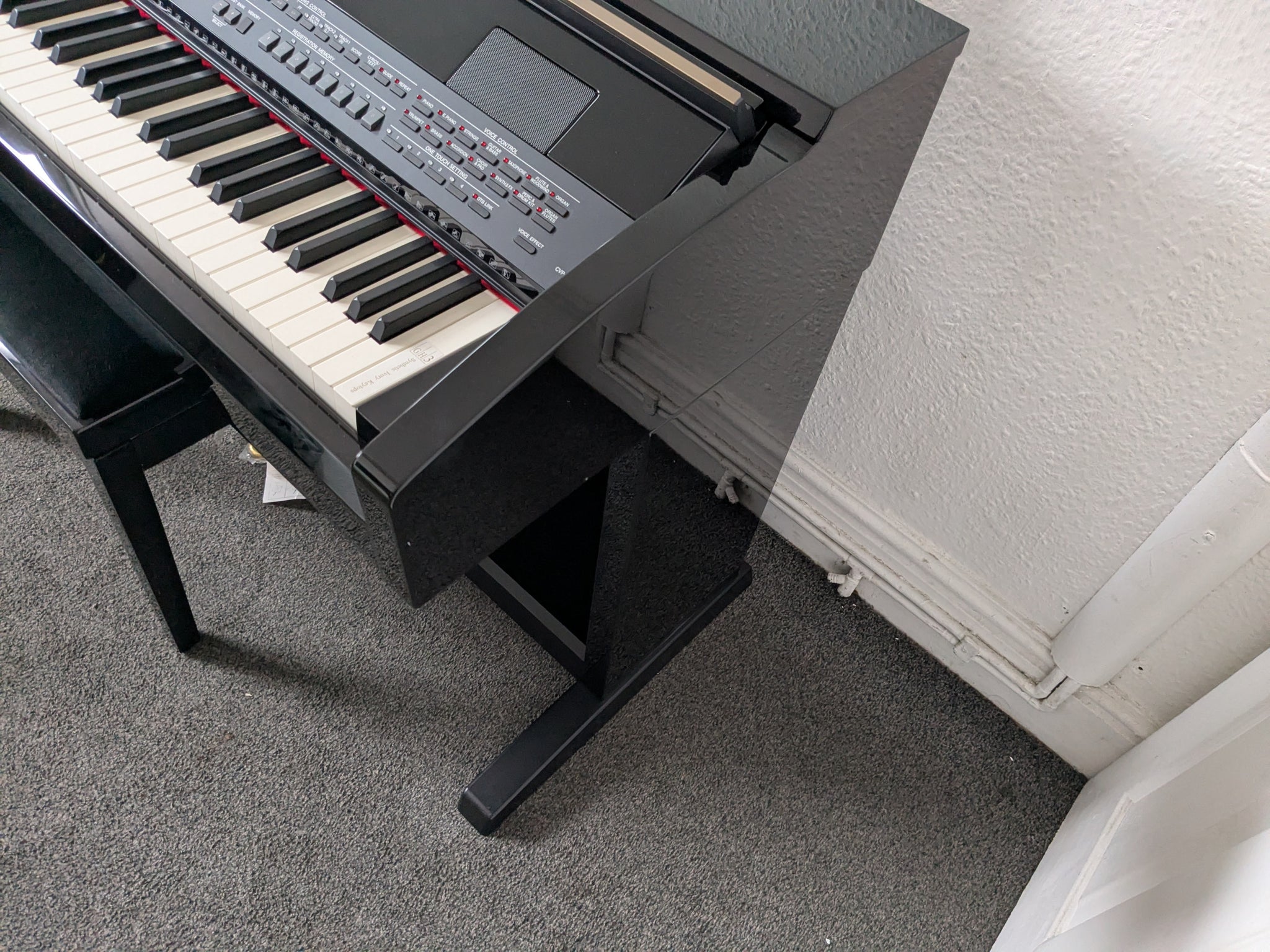 YAMAHA CLAVINOVA CVP-503 DIGITAL PIANO AND STOOL IN GLOSSY BLACK