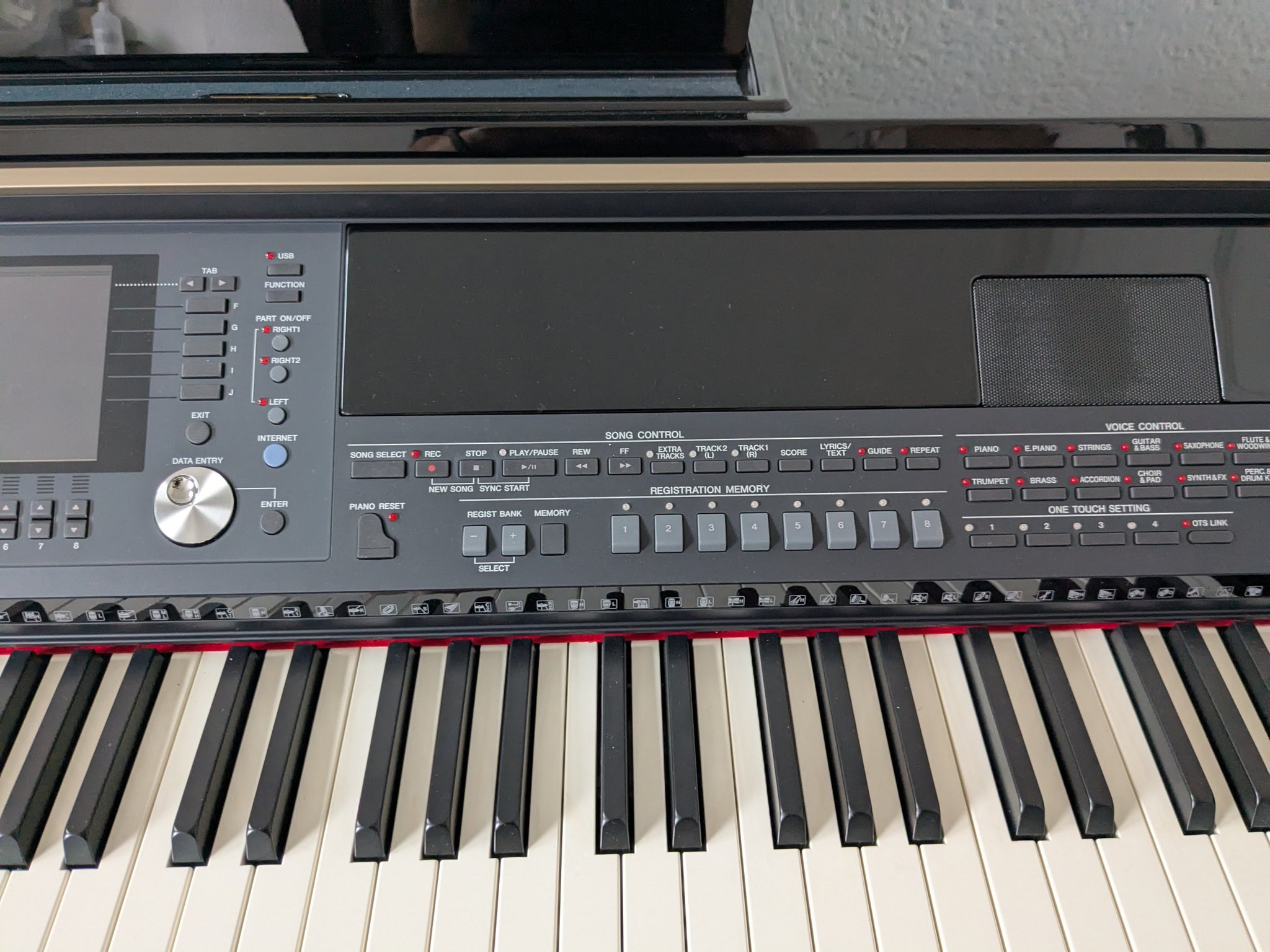 YAMAHA CLAVINOVA CVP-503 DIGITAL PIANO AND STOOL IN GLOSSY BLACK