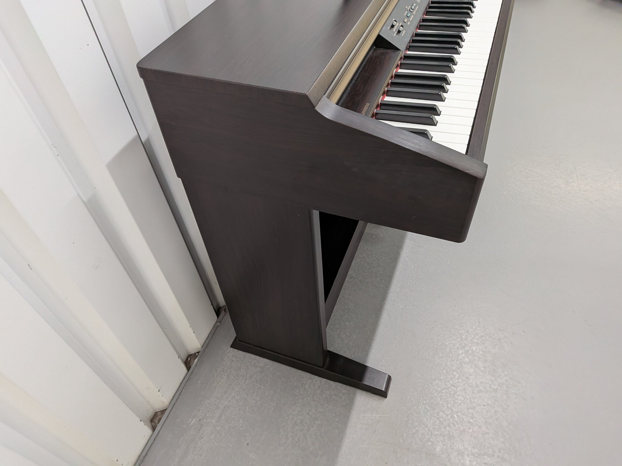 Yamaha Clavinova CLP-120 Digital Piano in dark rosewood stock