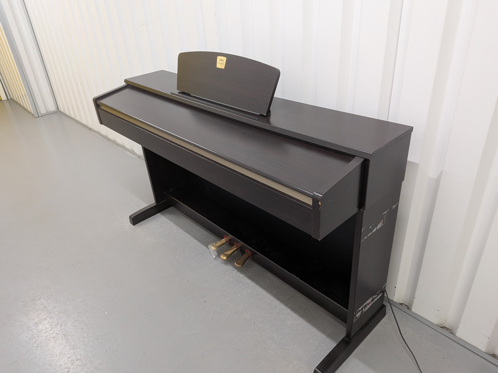 Yamaha Clavinova CLP-320 Digital Piano in dark rosewood stock