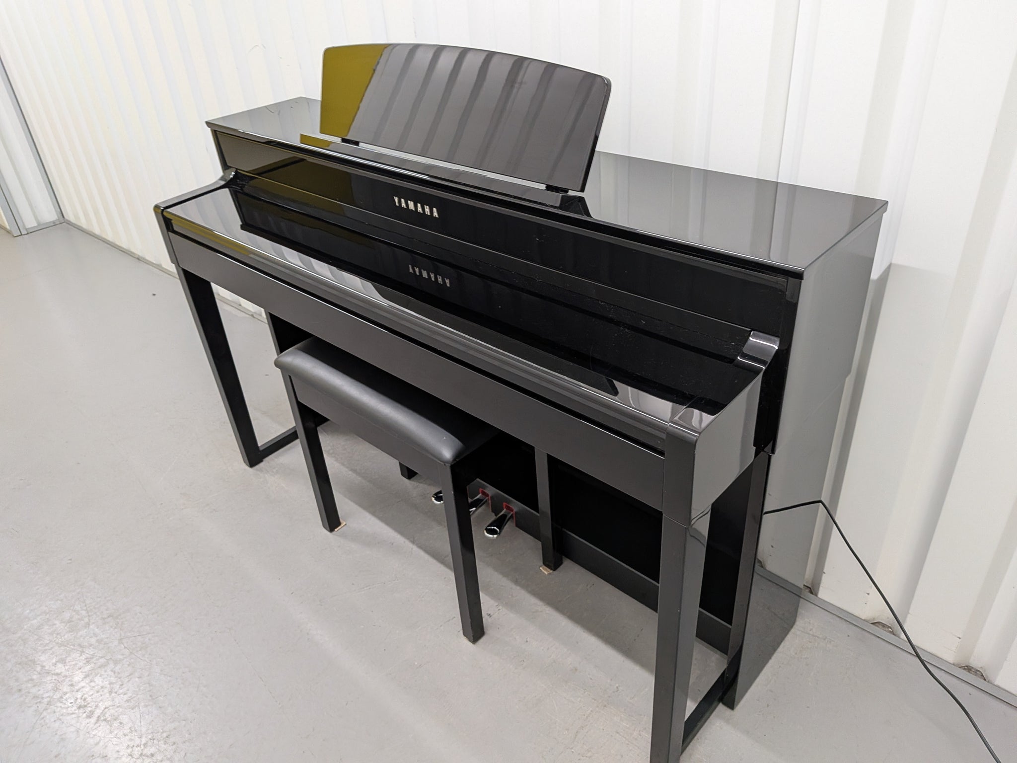 Yamaha Clavinova CLP-545PE in Polished Ebony glossy black. stock