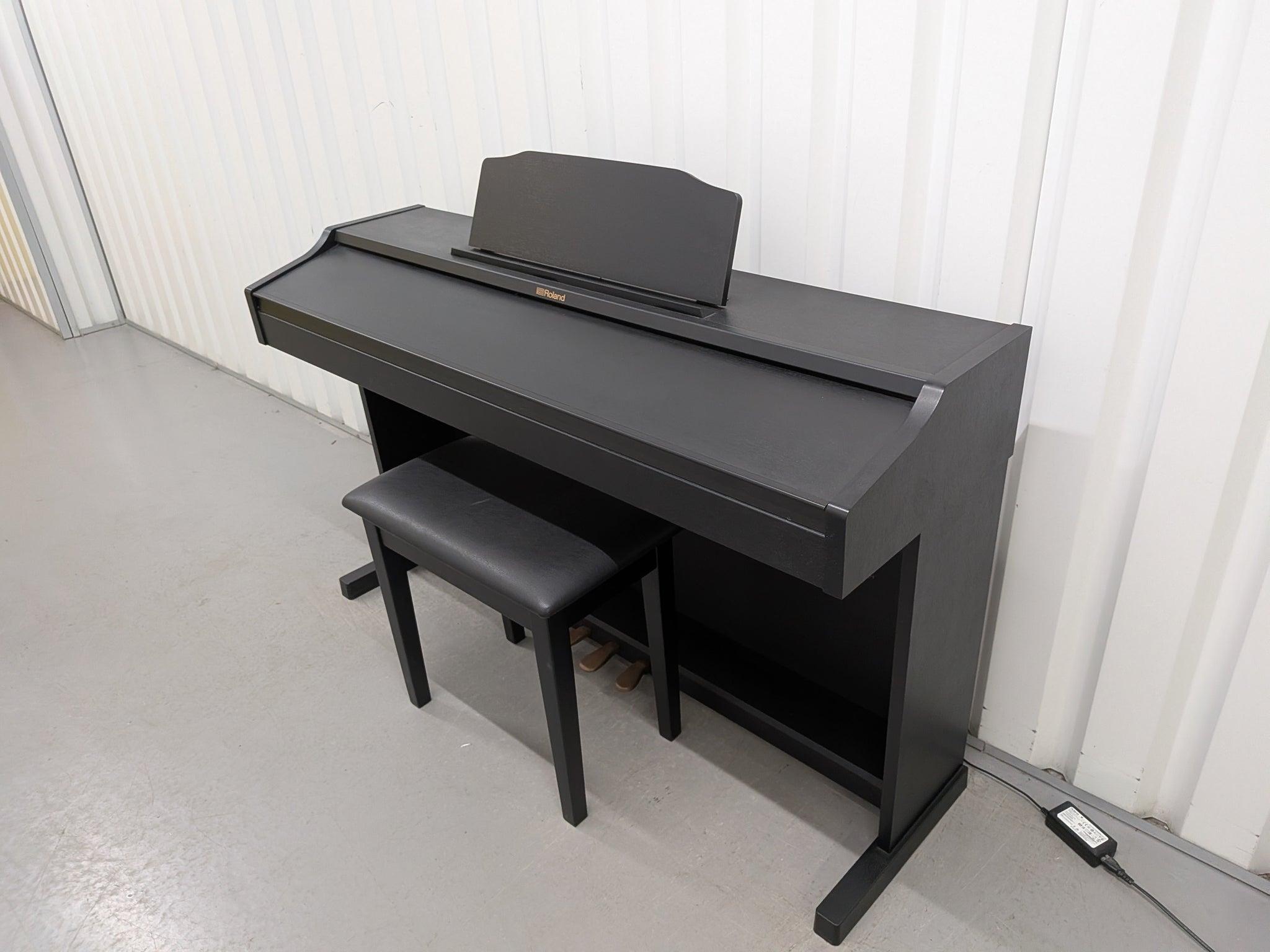Roland RP501R digital piano and stool in satin black finish stock Roland RP501R digital piano and stool in satin black finish stock