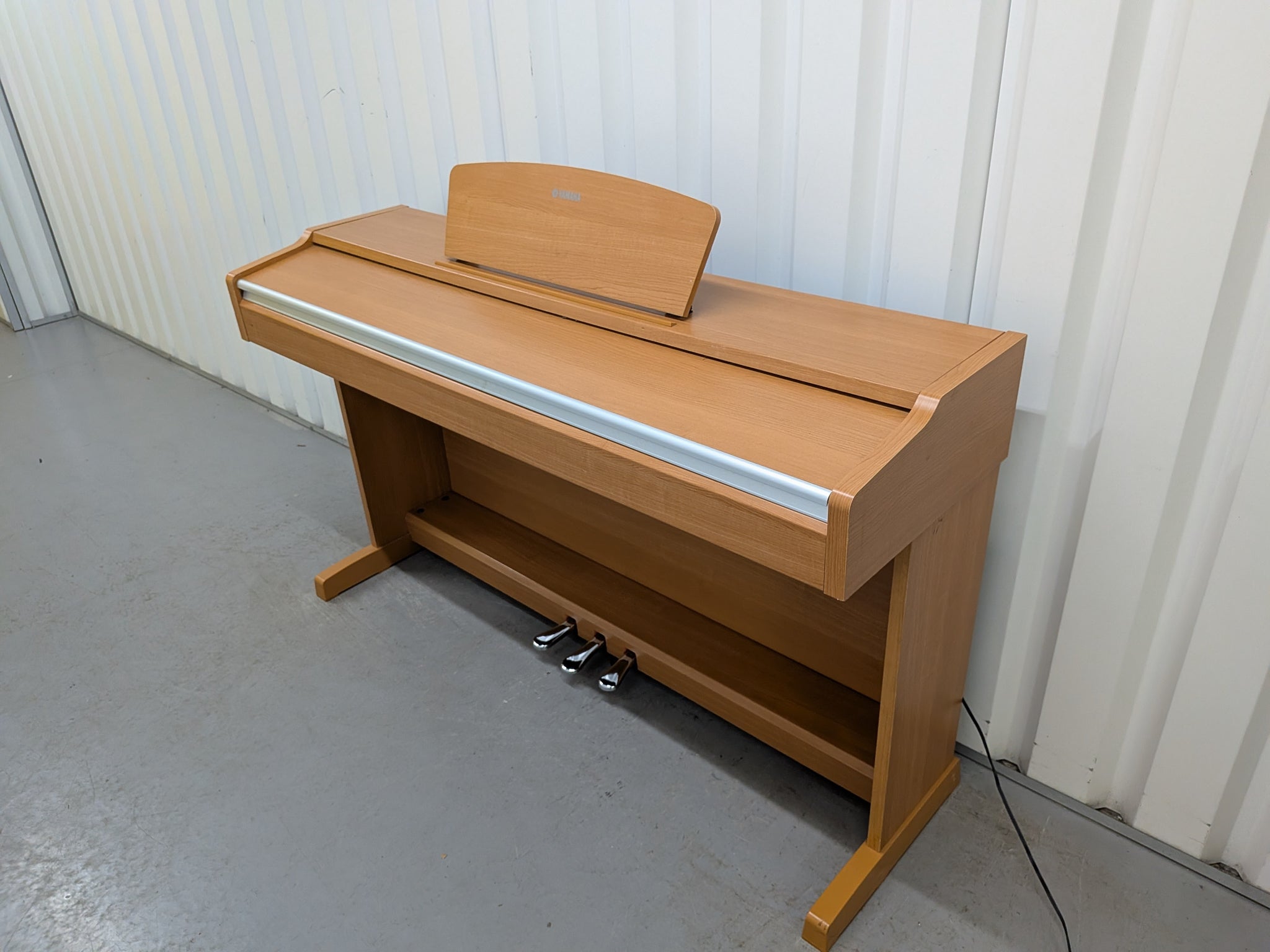 Yamaha Arius YDP-131 Digital Piano in cherry wood finish stock 