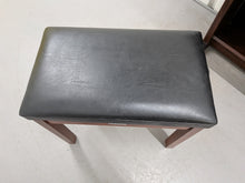 Load image into Gallery viewer, Yamaha Clavinova CLP-860 Digital Piano and stool in mahogany stock # 26231
