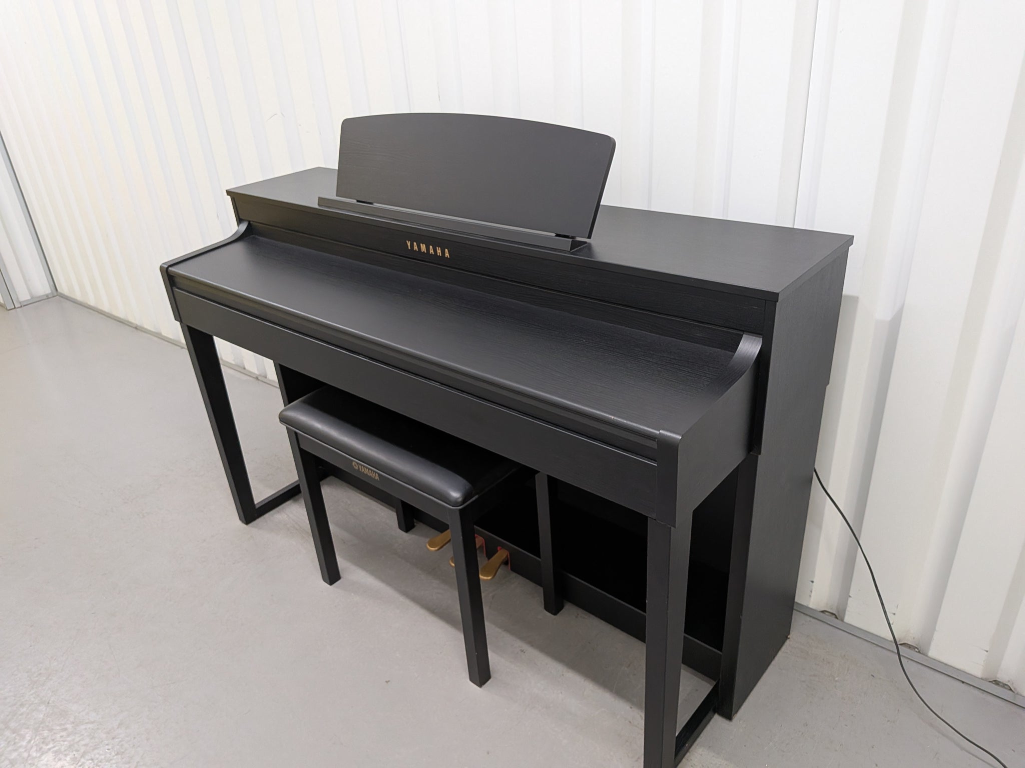Yamaha Clavinova CLP-470 in satin black with wooden keys action +