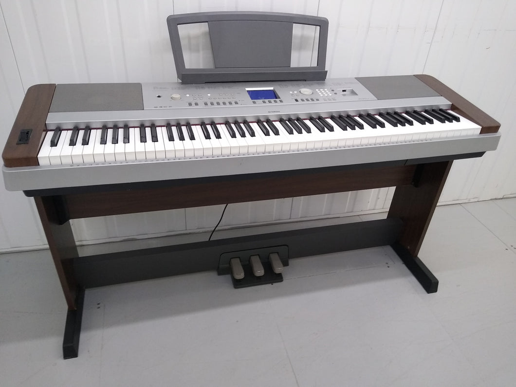 Yamaha DGX-640 rosewood portable grand piano keyboard 3 pedals stock #22070