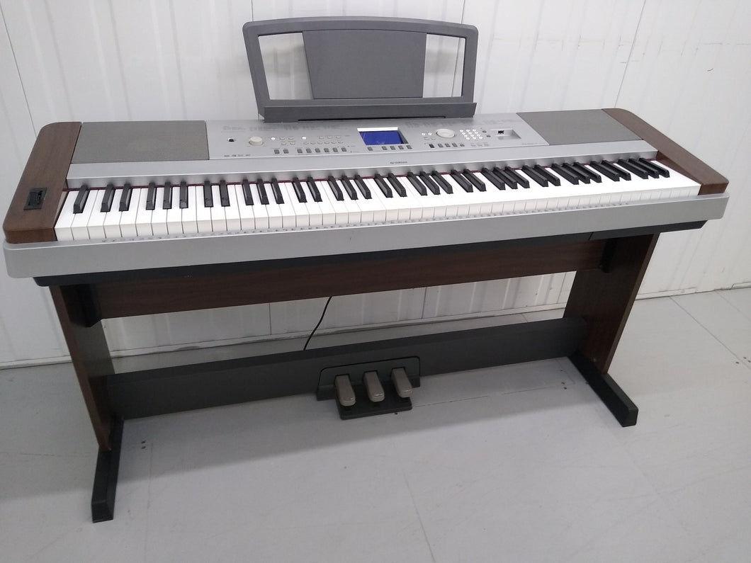 Yamaha DGX-640 rosewood portable grand piano keyboard 3 pedals stock #22249