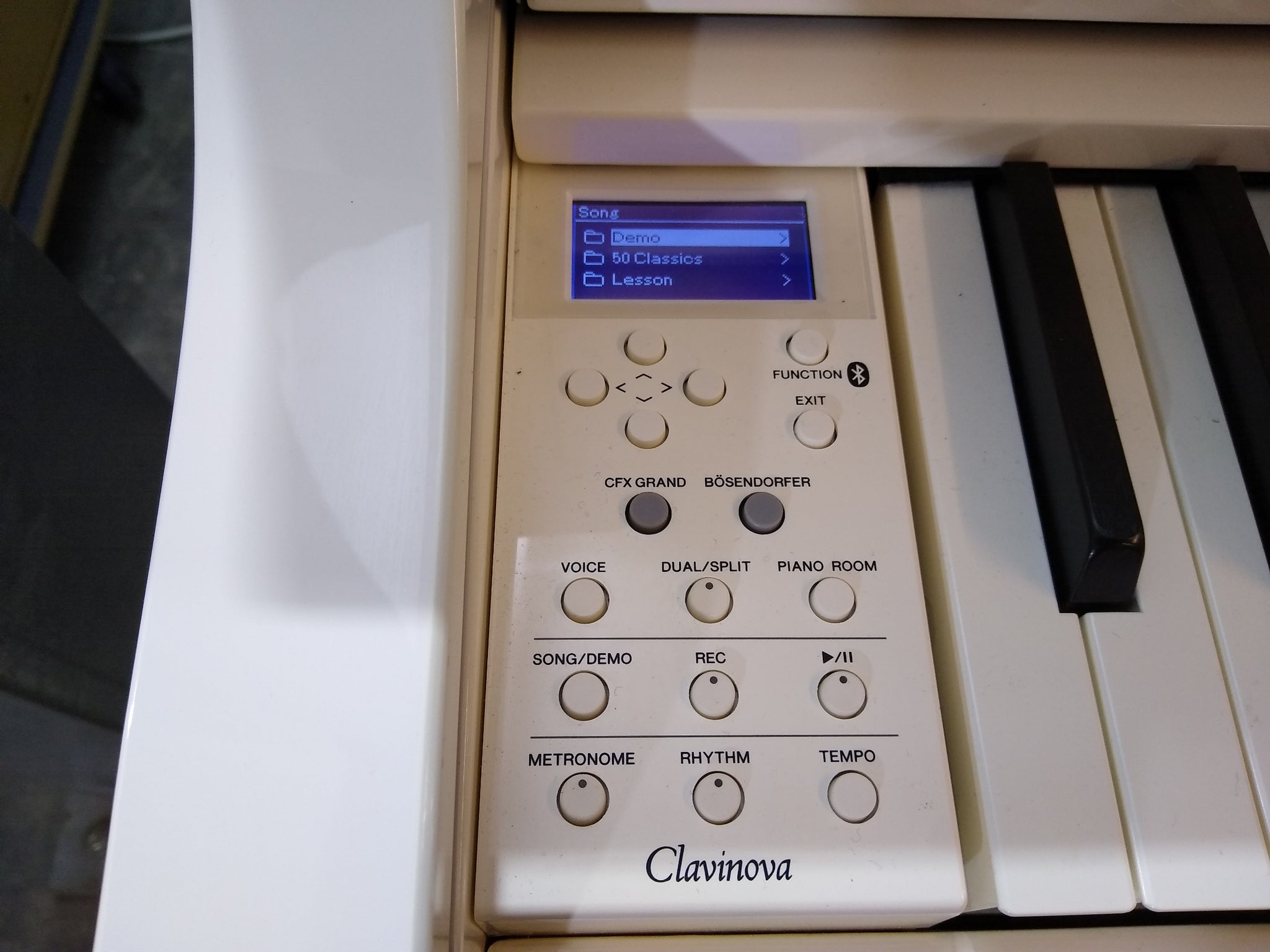 Yamaha Clavinova CLP-665GP in polished glossy white + matching