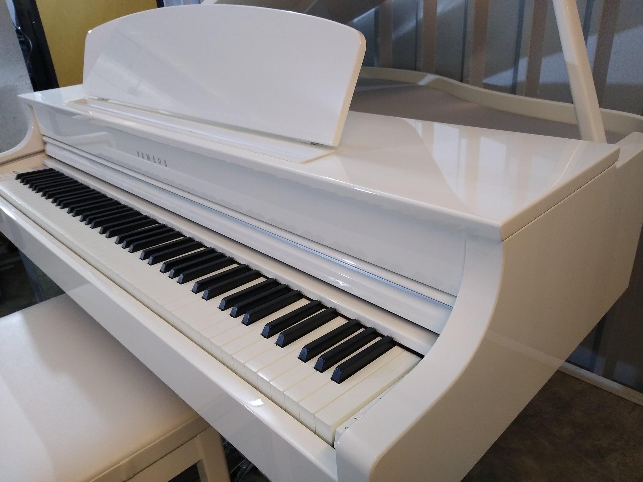 Yamaha Clavinova CLP-665GP in polished glossy white + matching
