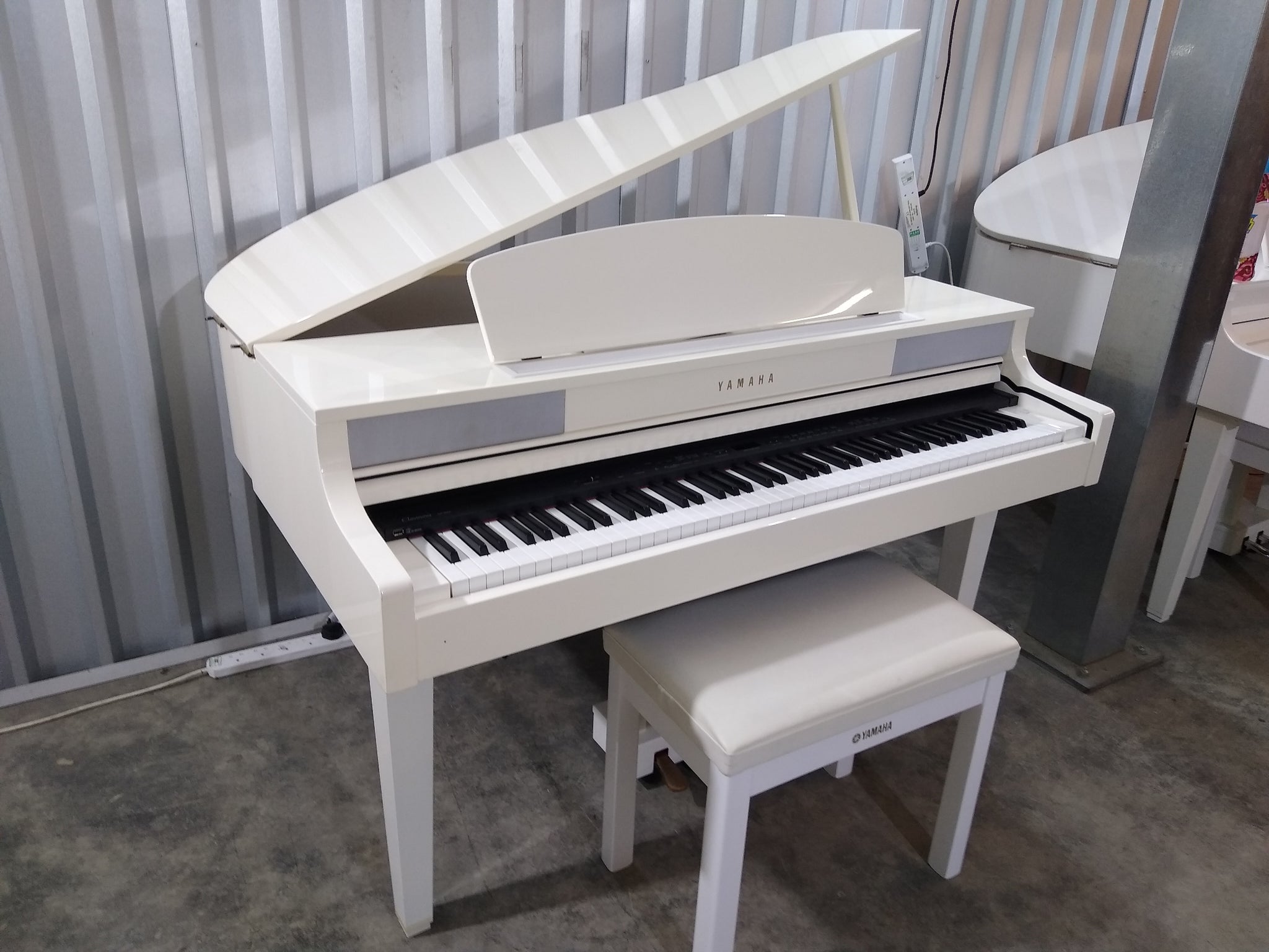 Yamaha Clavinova CLP-465GP in polished glossy white + stool. stock
