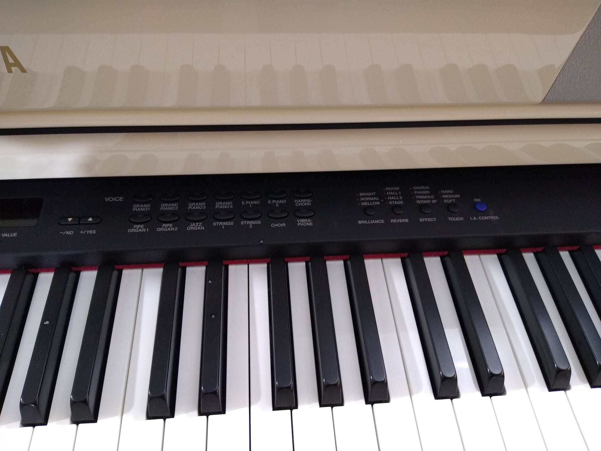 Yamaha Clavinova CLP-465GP in polished glossy white + stool. stock