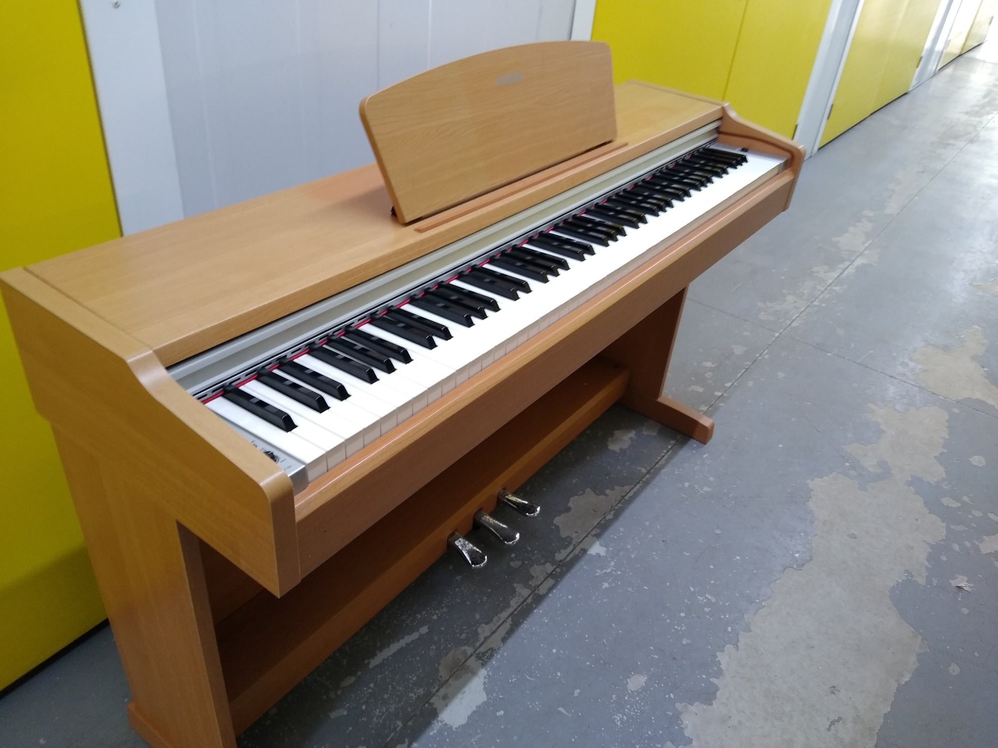 Yamaha Arius YDP-131 Digital Piano in ligght oak finish