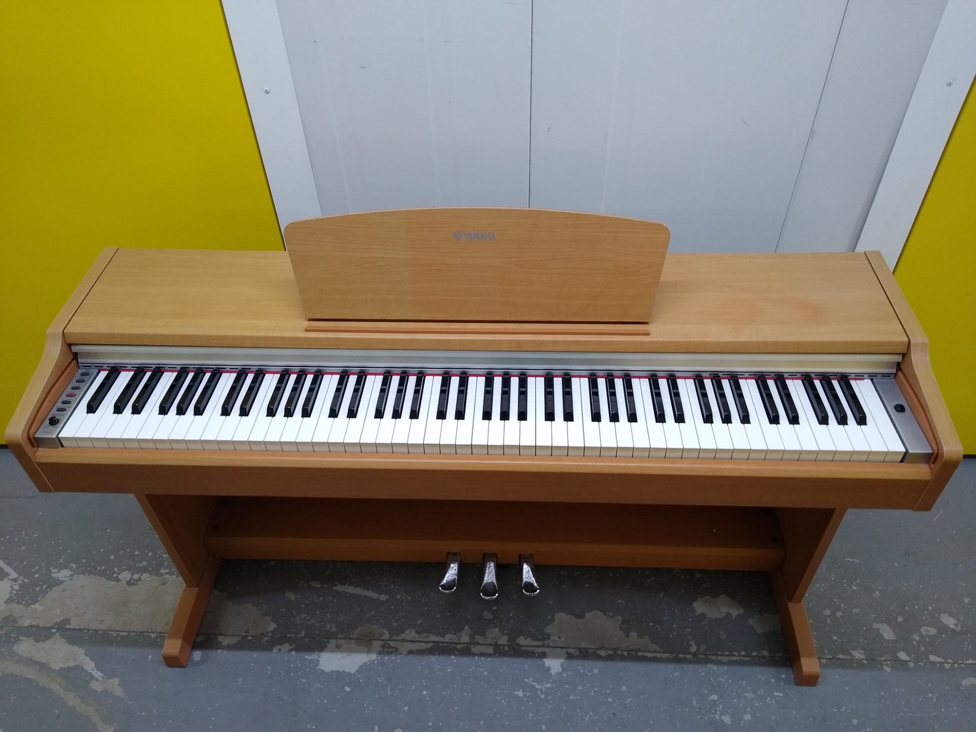 Yamaha Arius YDP-131 Digital Piano in ligght oak finish