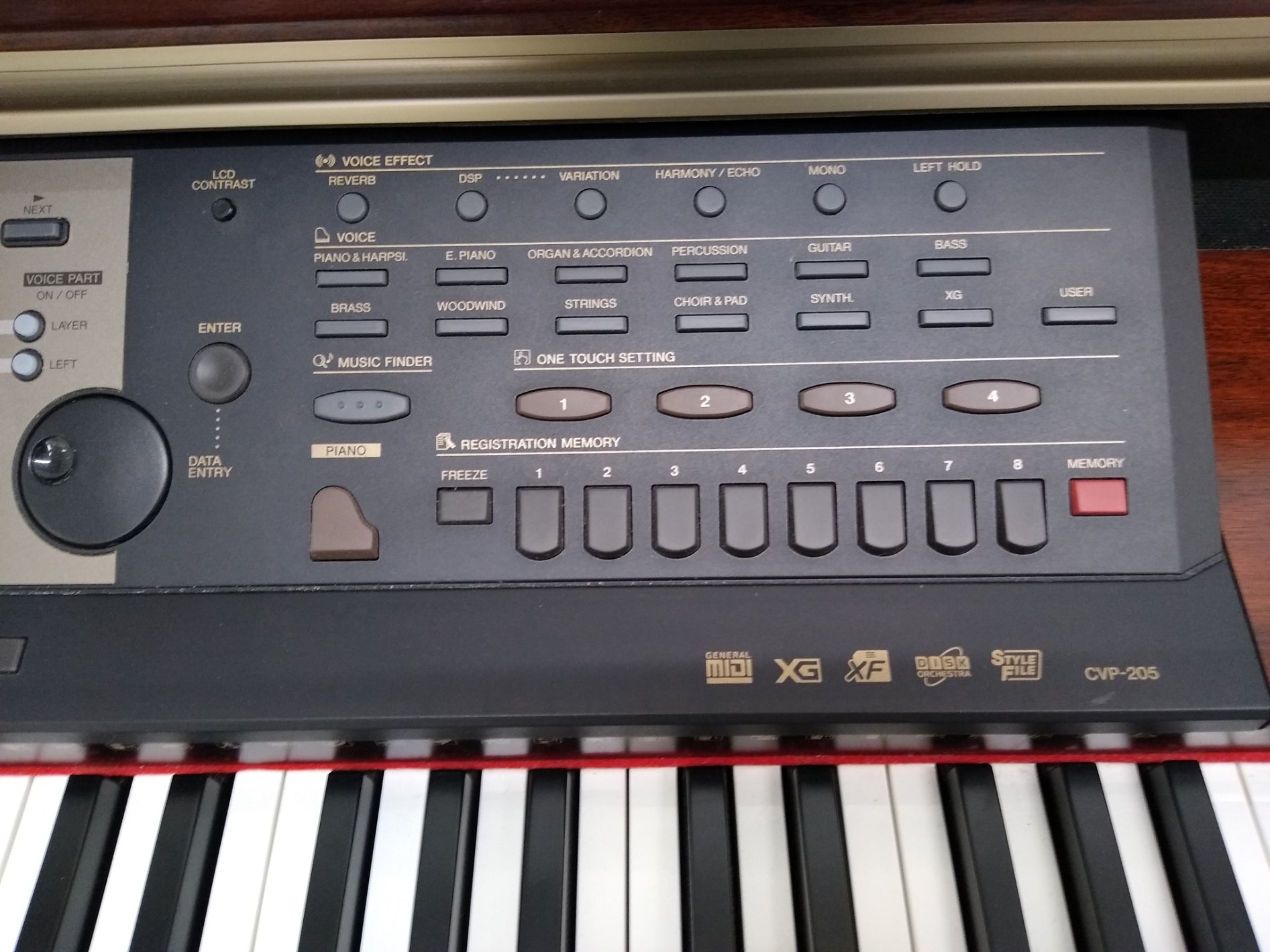 Yamaha Clavinova CVP-205 in mahogany with big speakers in