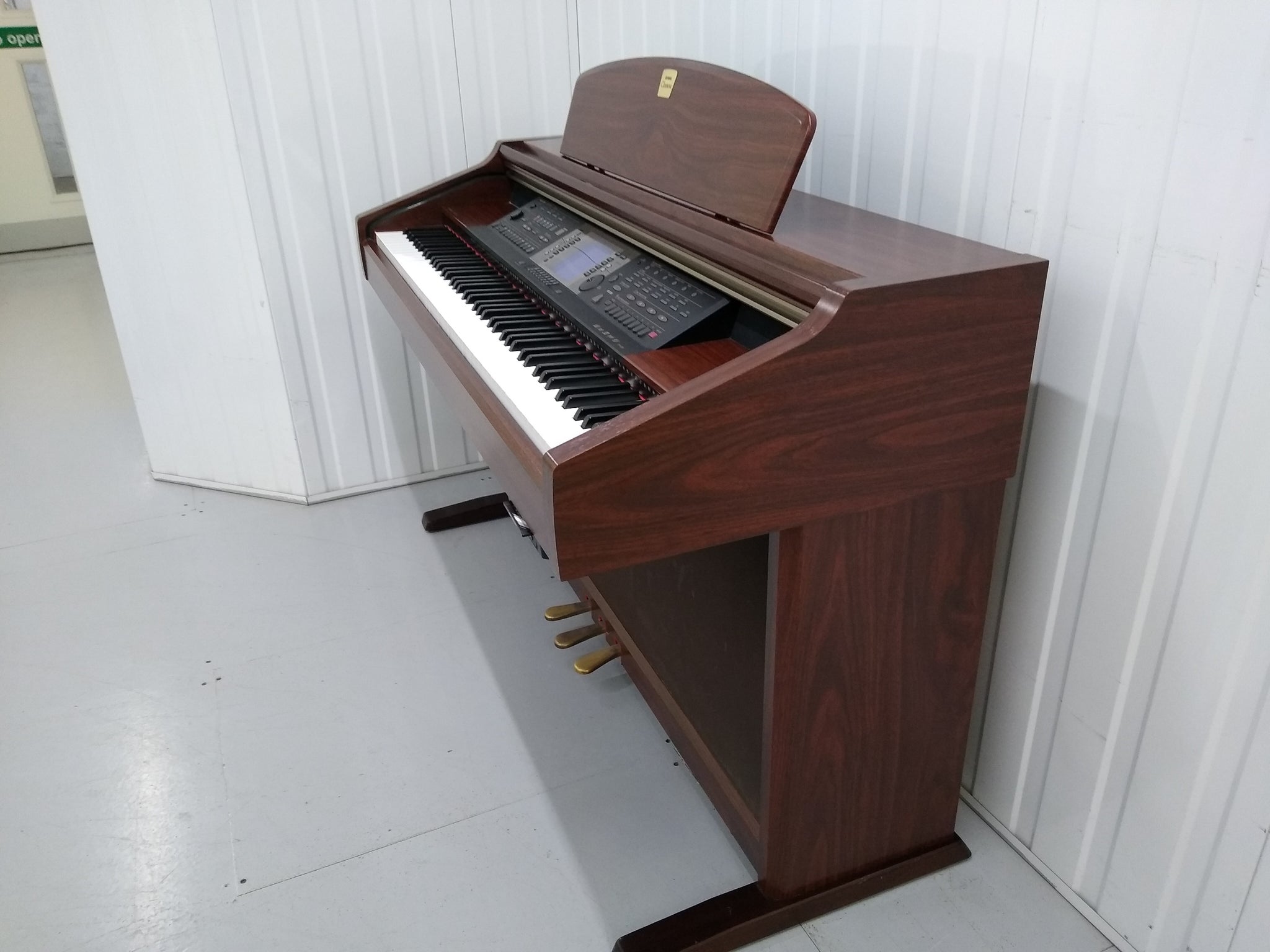 Yamaha Clavinova CVP-205 in mahogany with big speakers in base stock nr  22102