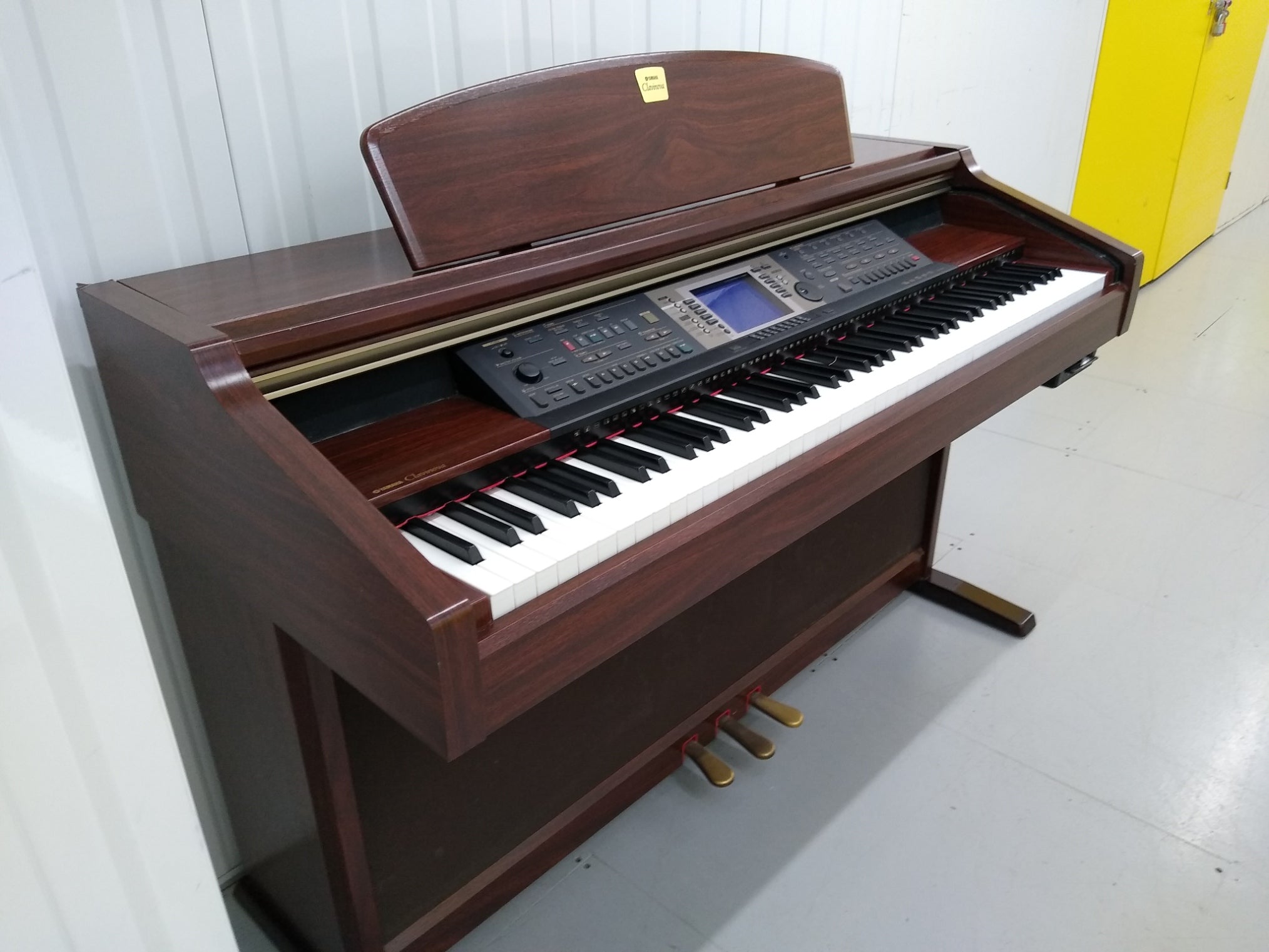 Yamaha Clavinova CVP-205 in mahogany with big speakers in base stock nr  22102