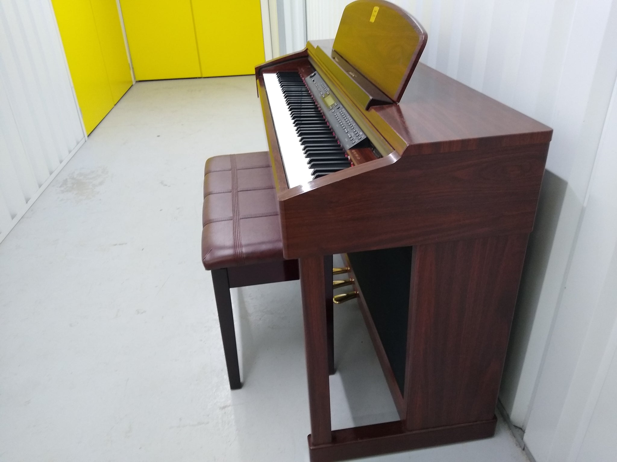 Yamaha Clavinova CLP-170 Digital Piano with stool in mahogany stock nr –  Sulinda Music