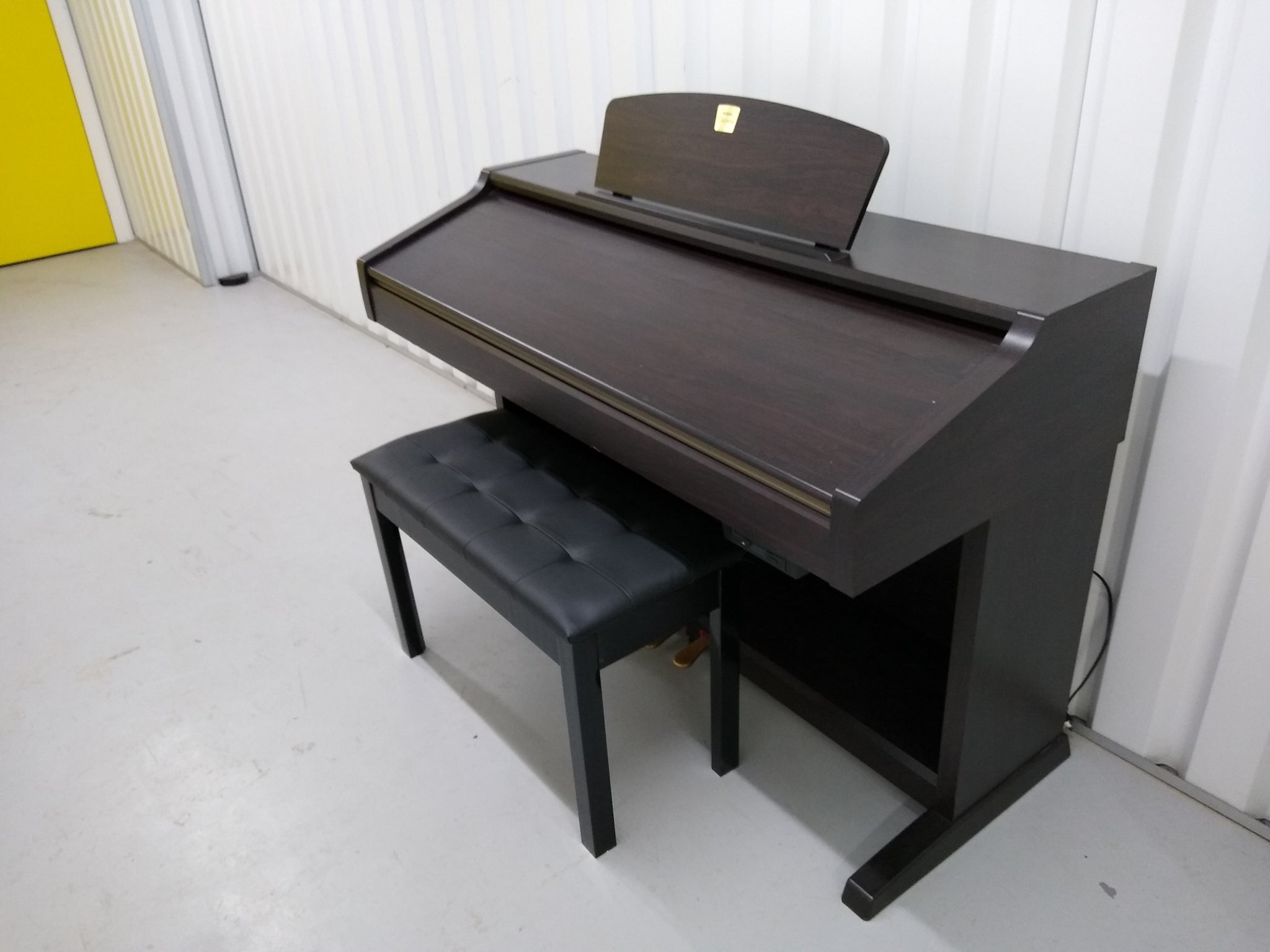 Yamaha Clavinova CVP-204 in Rosewood with double stool. stock nr 22126 –  Sulinda Music