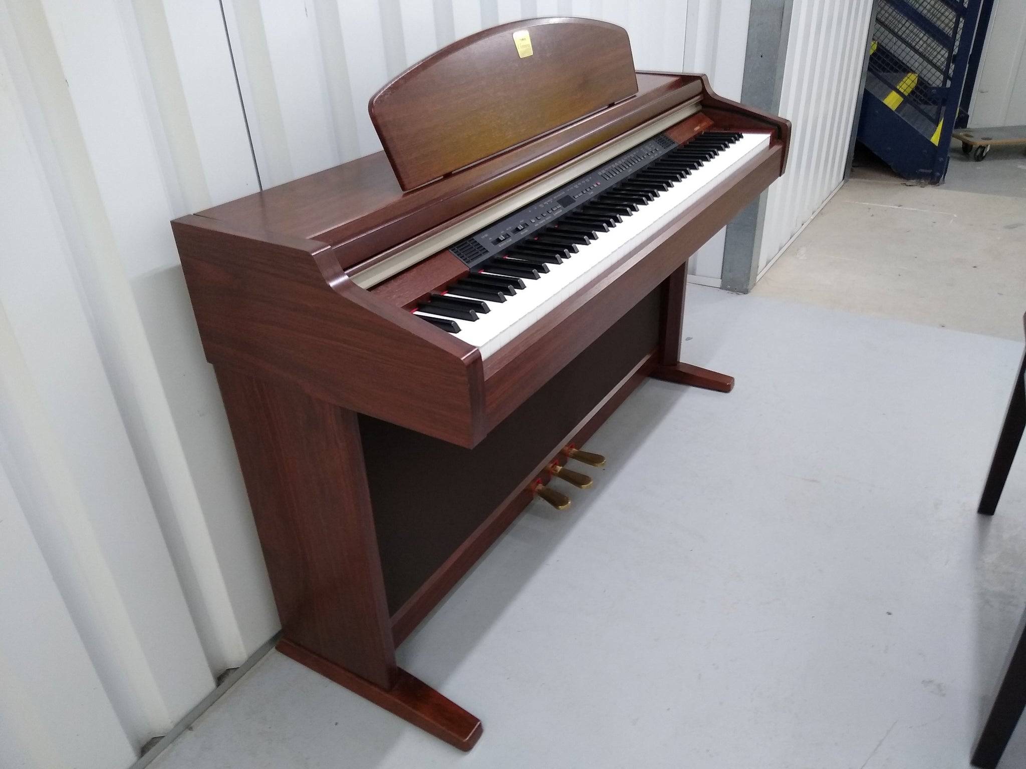 YAMAHA CLAVINOVA CLP-950 Digital Piano in mahogany with stool stock nr –  Sulinda Music