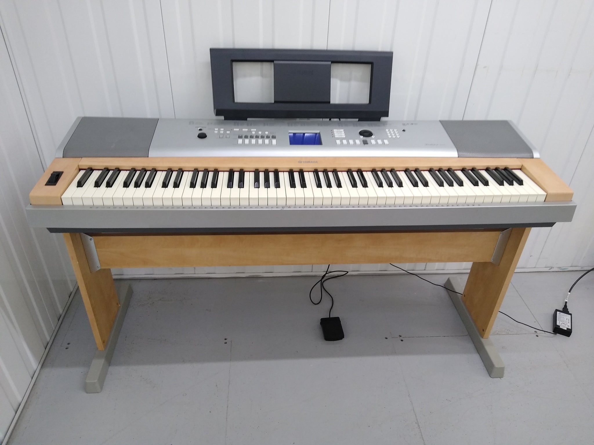 Yamaha DGX-620 88 Key Weighted Keys Portable Grand + stand + pedal