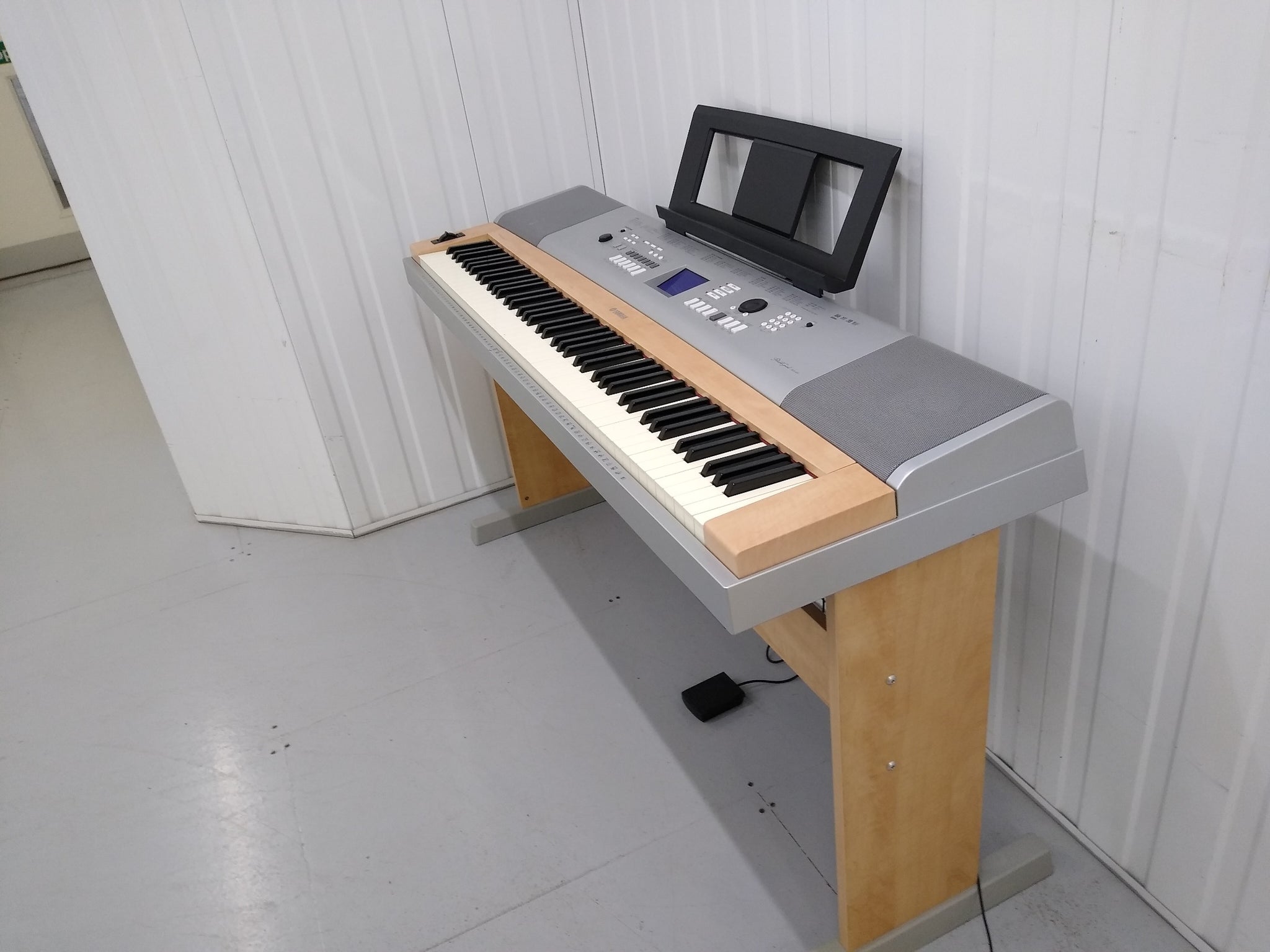 未使用 YAMAHA DGX-620 電子ピアノ 88鍵 2006年 スタンド付 未使用 YAMAHA DGX-620 電子ピアノ 88鍵 2006年 スタンド付
