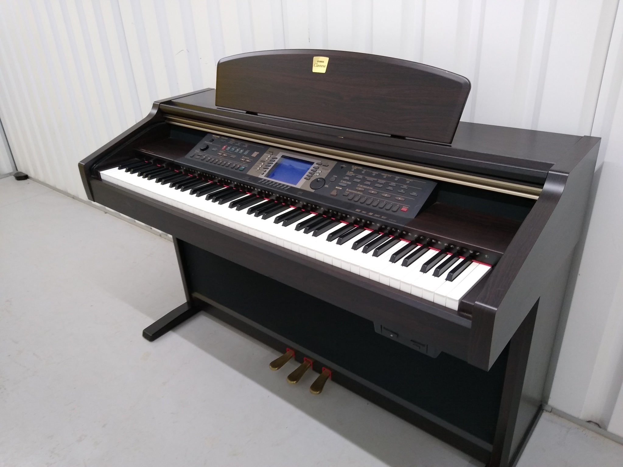 Yamaha Clavinova CVP-205 in rosewood with big speakers in base stock n –  Sulinda Music