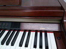 Load image into Gallery viewer, YAMAHA CLAVINOVA CLP-950 Digital Piano in mahogany with stool stock nr 22223

