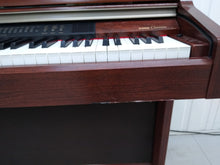 Load image into Gallery viewer, YAMAHA CLAVINOVA CLP-950 Digital Piano in mahogany with stool stock nr 22223
