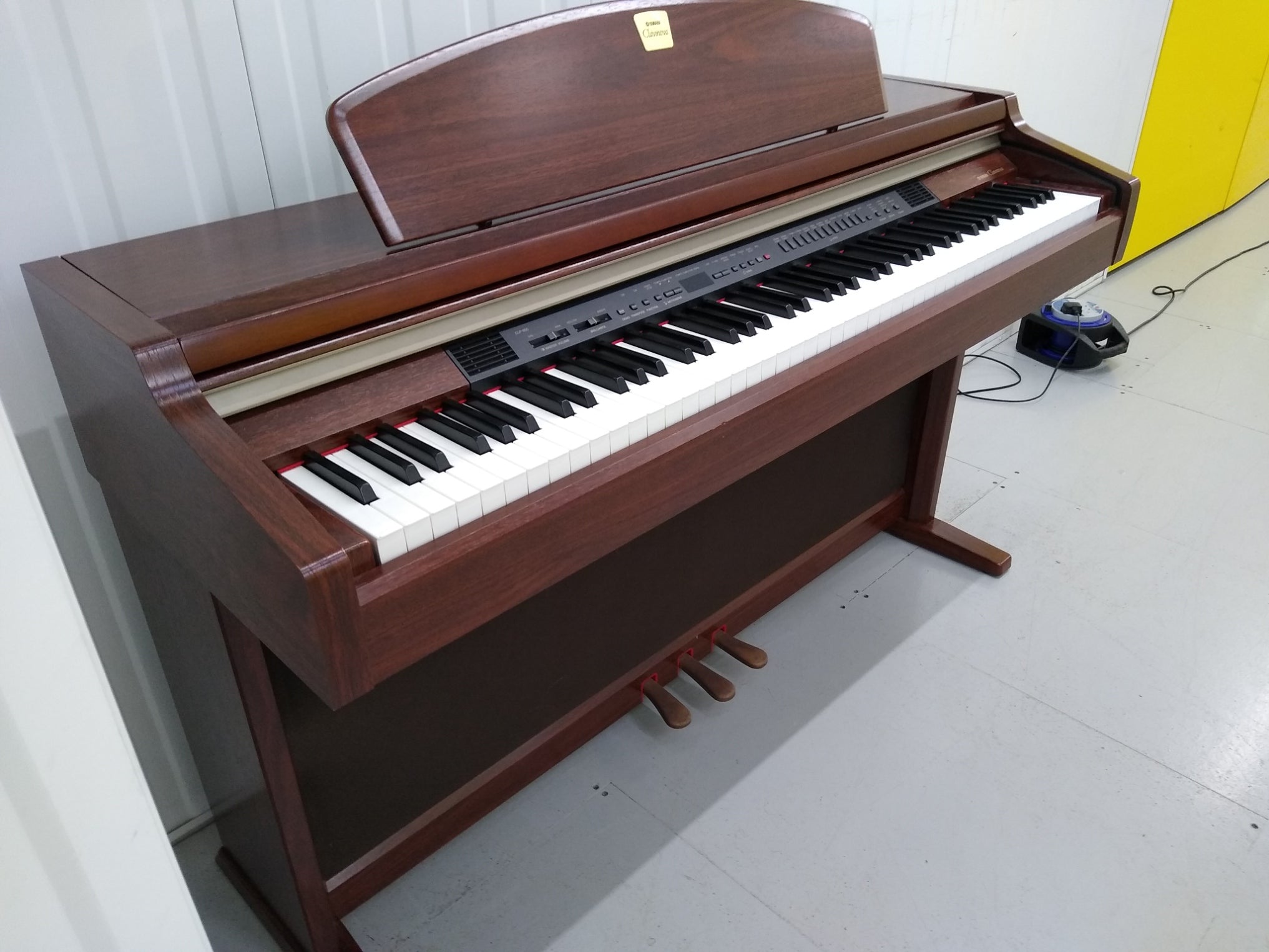 YAMAHA CLAVINOVA CLP-950 Digital Piano in mahogany with stool stock nr –  Sulinda Music