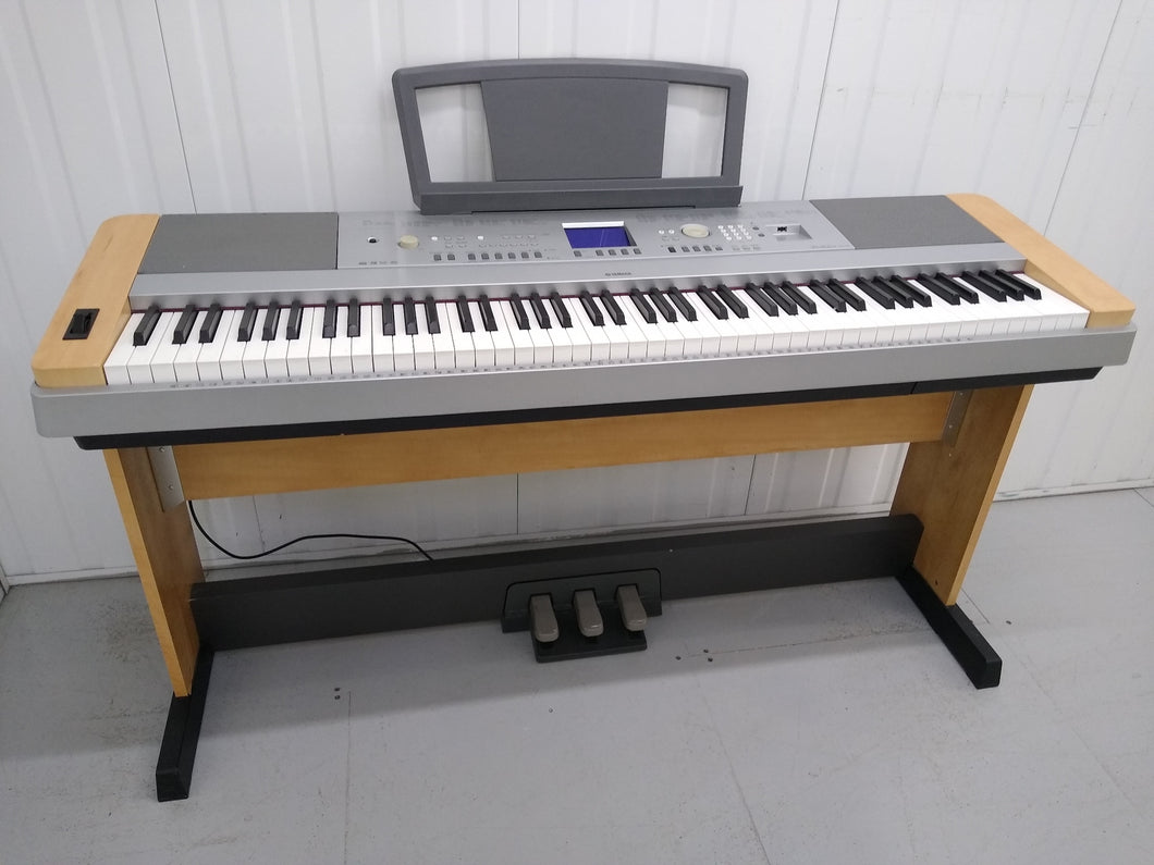 Yamaha DGX-640 portable grand piano keyboard arranger with 3 pedals stock #22214